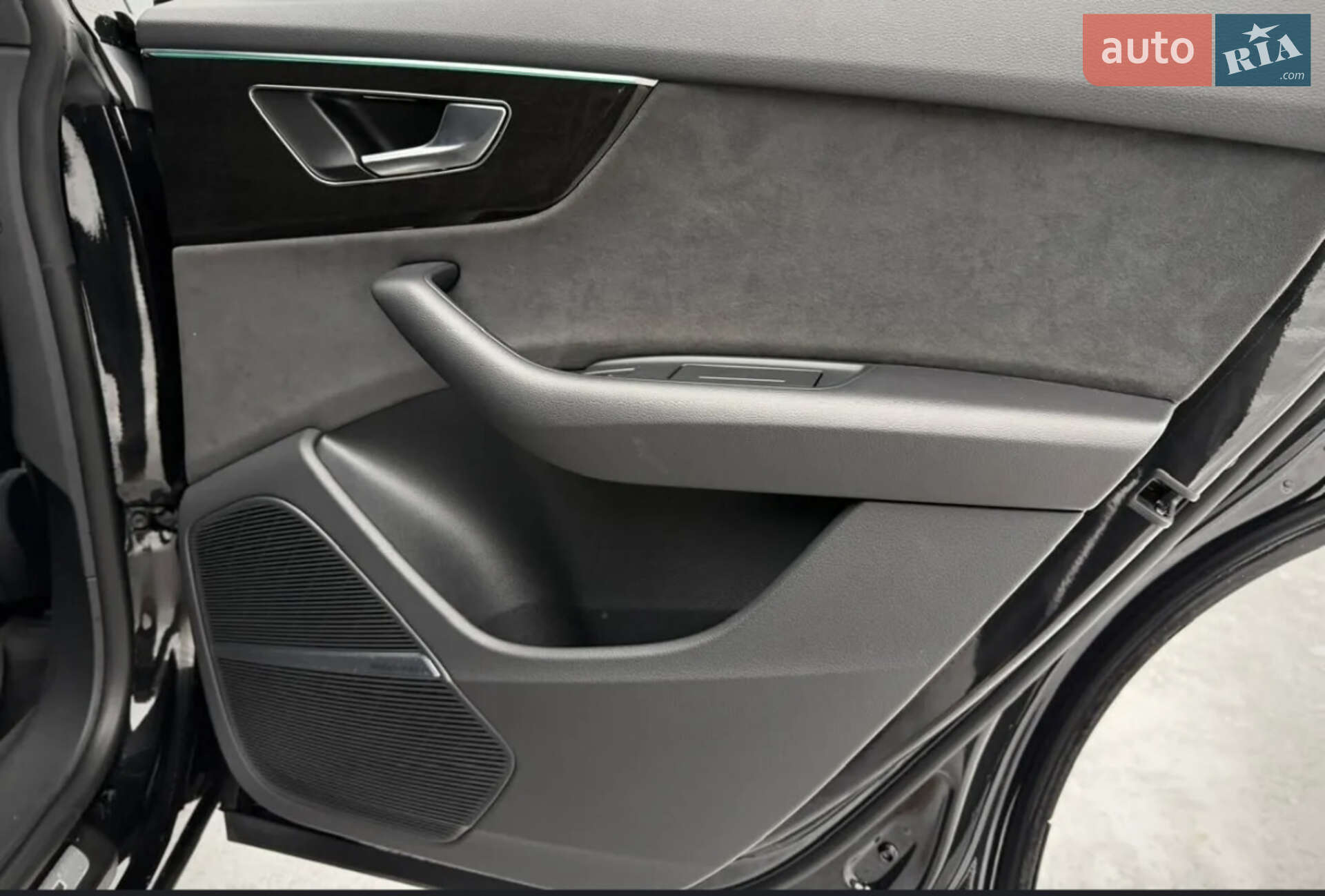 Audi Q8 2023 VIN WAUZZZF1XPD037025 фото оголошення 29 з 33