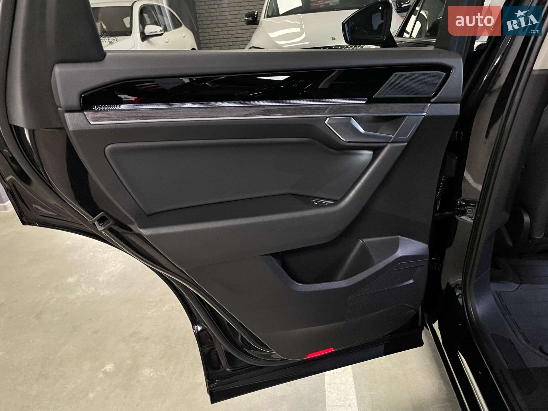 Volkswagen Touareg 2020 VIN WVGZZZCRZMD001455 фото оголошення 35 з 79