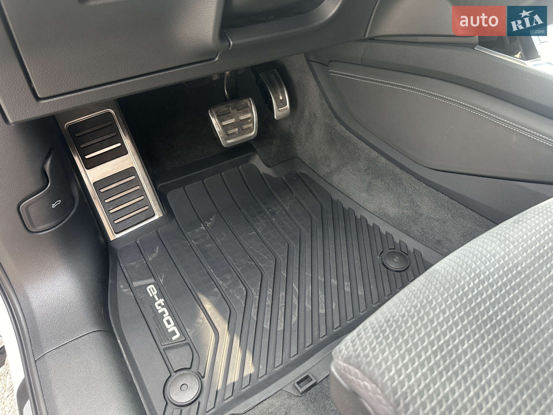 Audi Q8 Sportback e-tron 2023 VIN WAUZZZGE5RB036039 фото оголошення 16 з 44