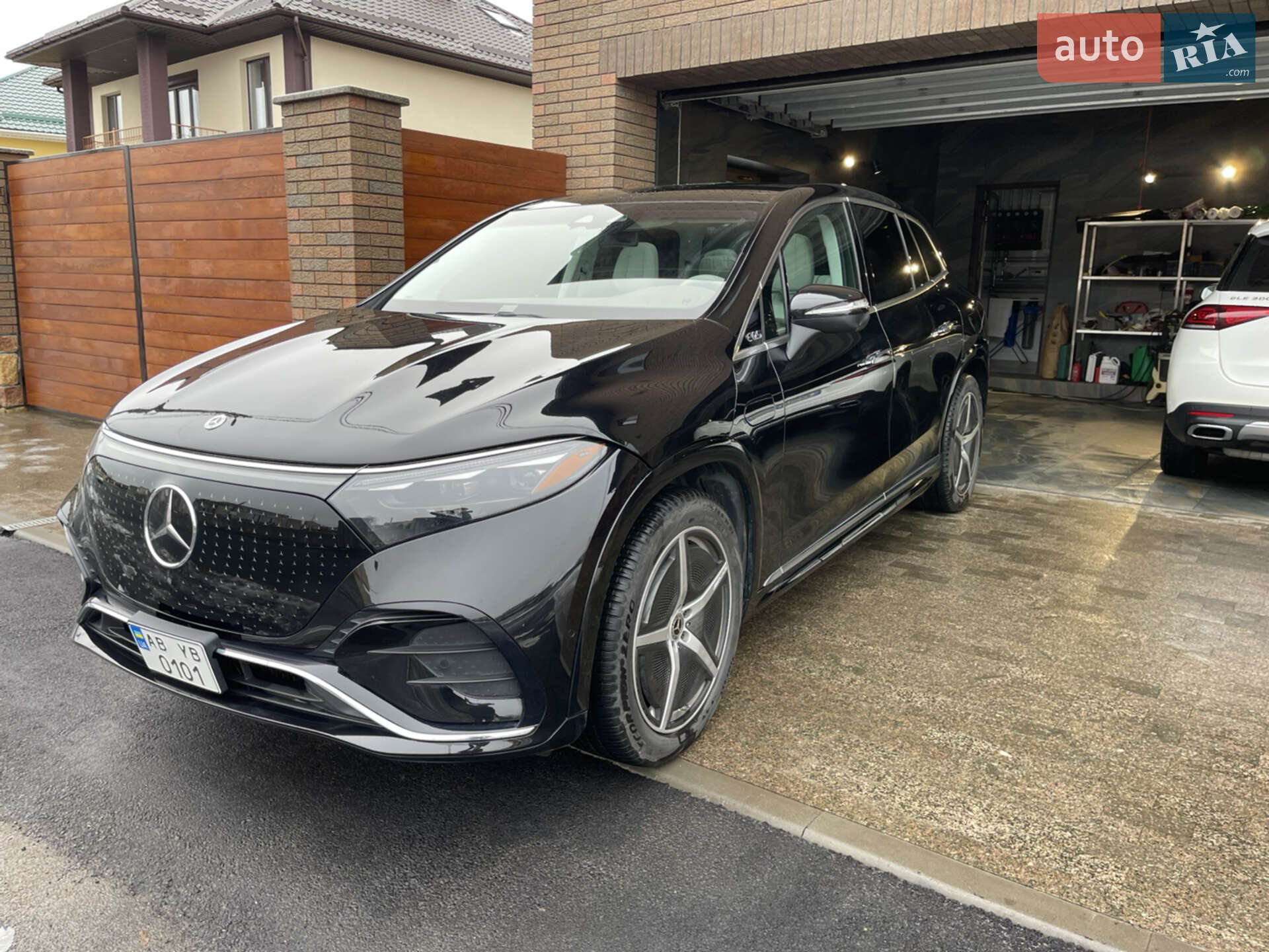 Mercedes-Benz EQS SUV 2023 VIN 4JGDM4EB2PA010942 фото оголошення 2 з 10