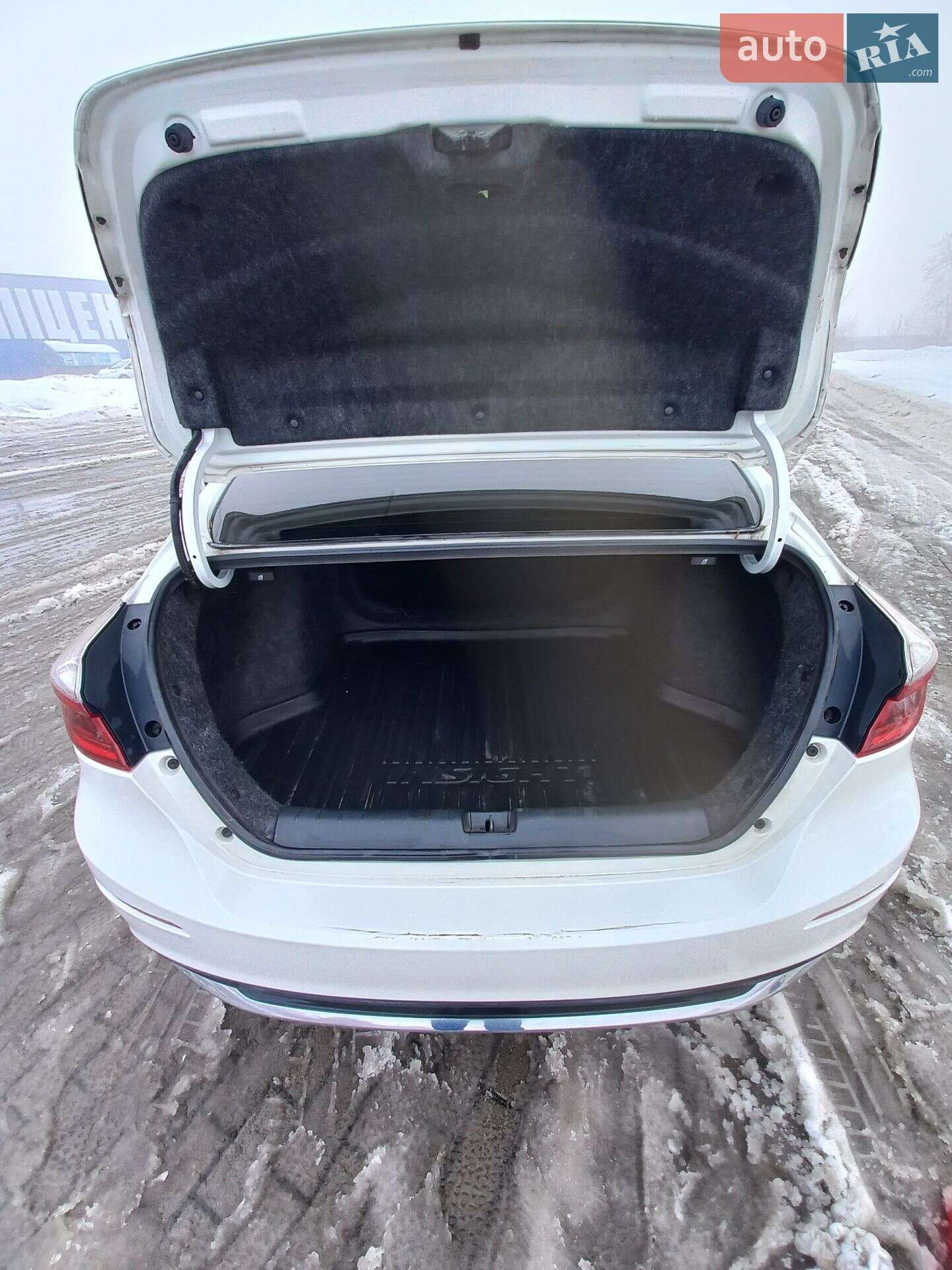Honda Insight 2018 VIN 19XZE4F97KE007768 фото оголошення 13 з 19