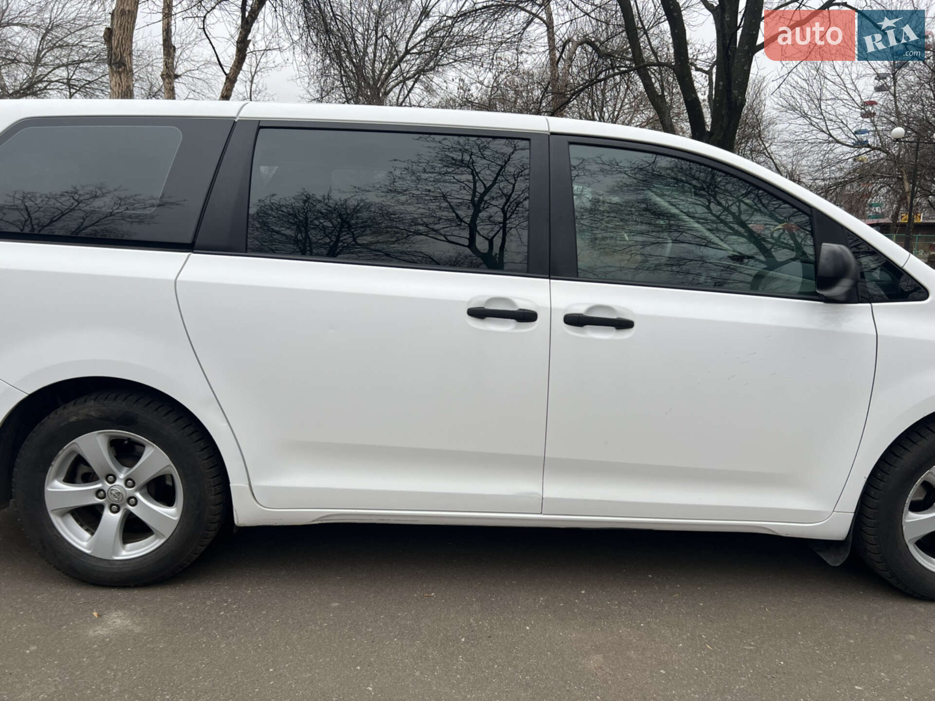 Toyota Sienna 2011 VIN 5TDKA3DCXBS008229 фото оголошення 4 з 14