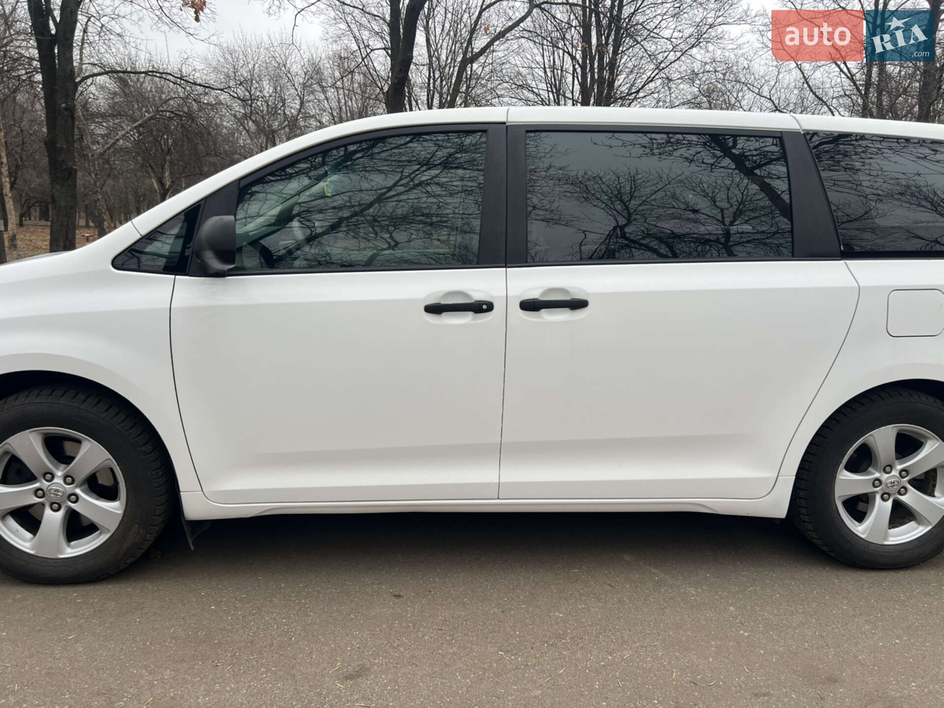 Toyota Sienna 2011 VIN 5TDKA3DCXBS008229 фото оголошення 3 з 14