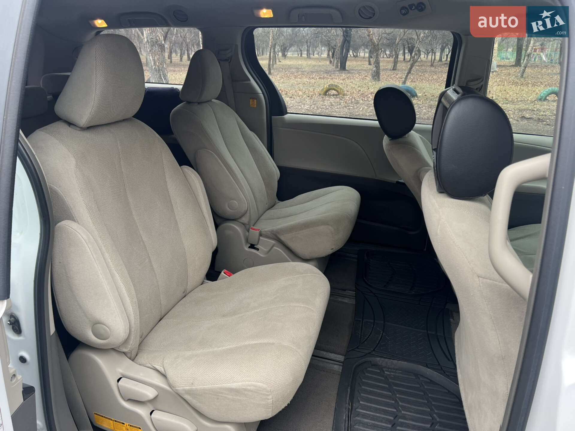 Toyota Sienna 2011 VIN 5TDKA3DCXBS008229 фото оголошення 11 з 14