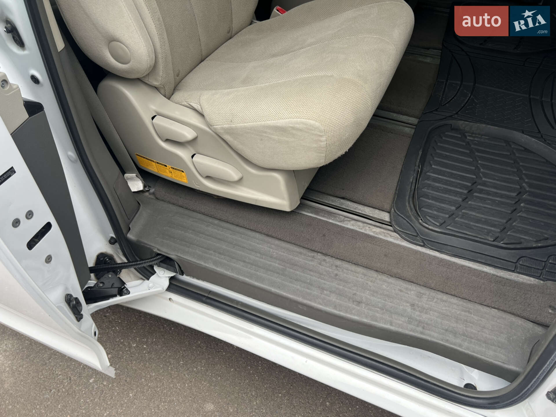 Toyota Sienna 2011 VIN 5TDKA3DCXBS008229 фото оголошення 12 з 14