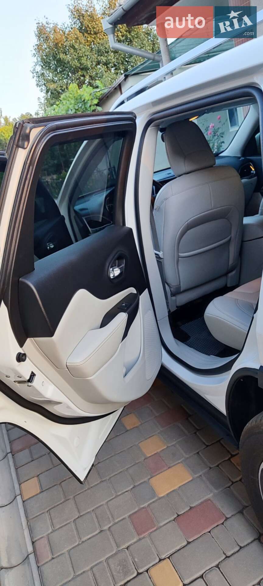 Jeep Cherokee 2019 VIN 1C4PJLDBXLD521619 фото оголошення 14 з 22