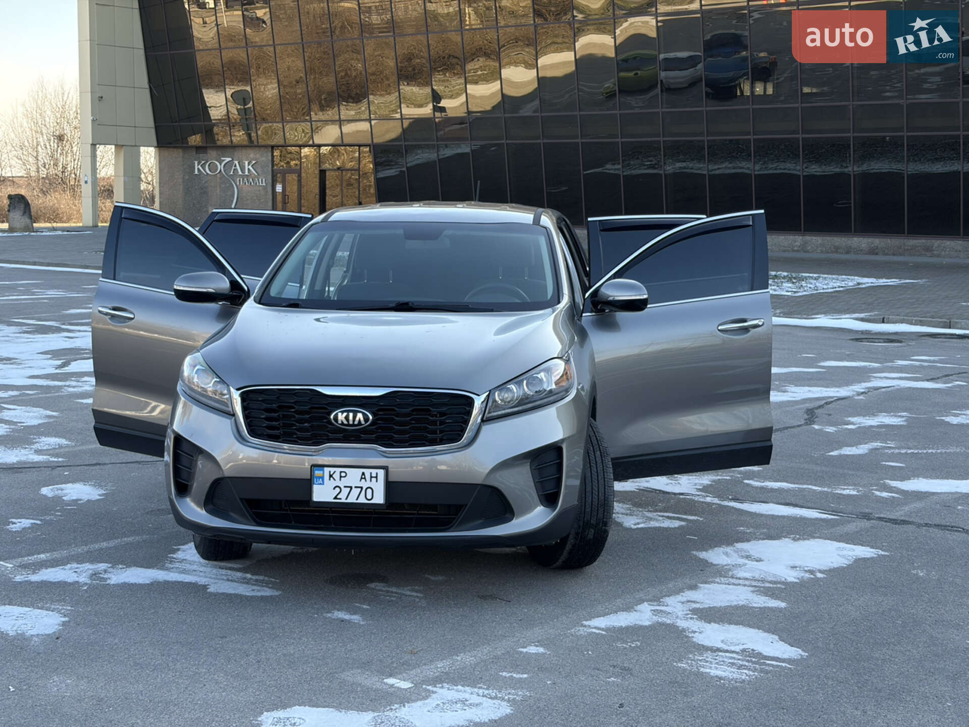Kia Sorento 2018 VIN 5XYPG4A39KG510936 фото оголошення 10 з 12