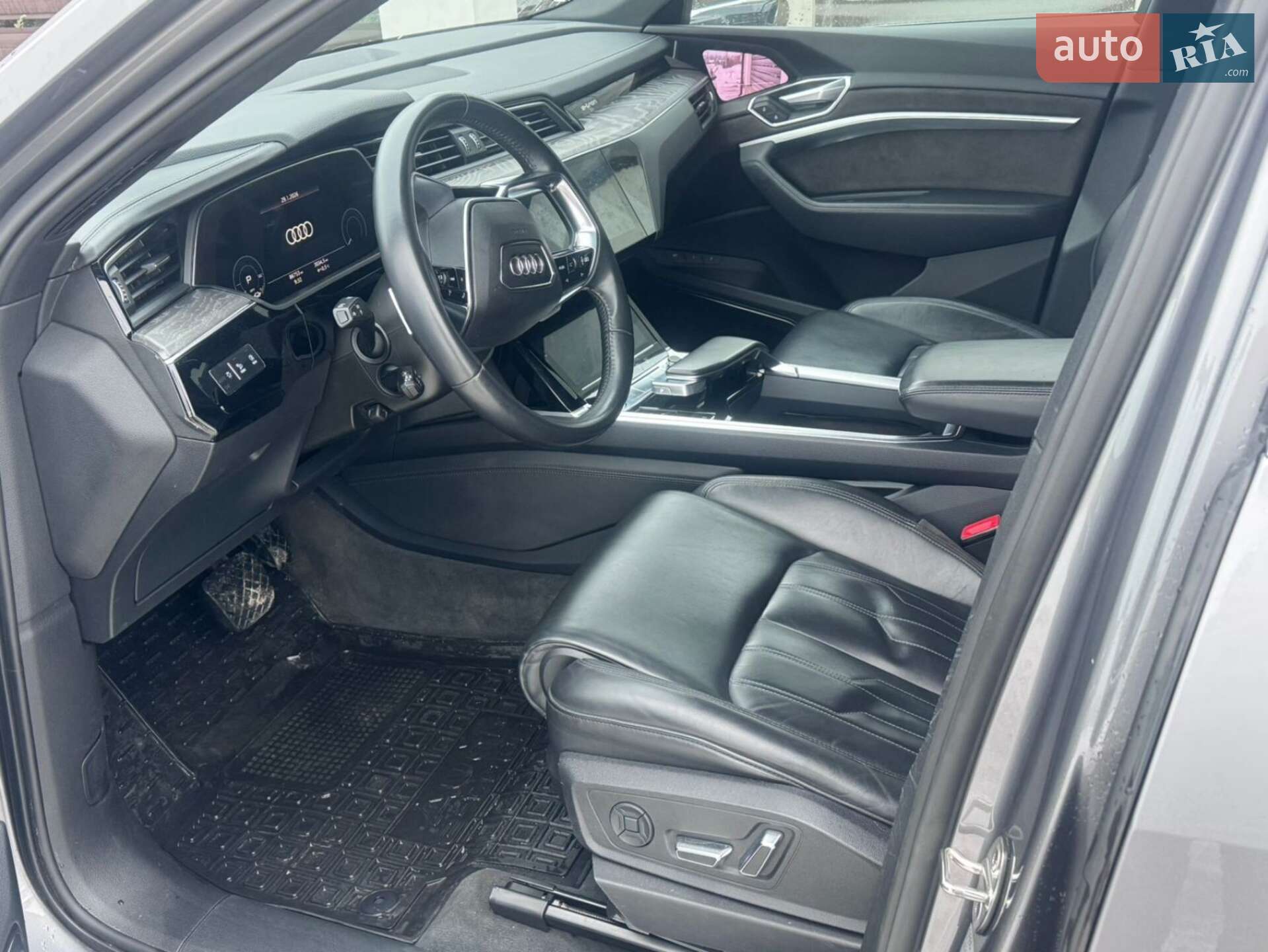 Audi e-tron 2019 VIN WAUZZZGE8KB007964 фото оголошення 3 з 8