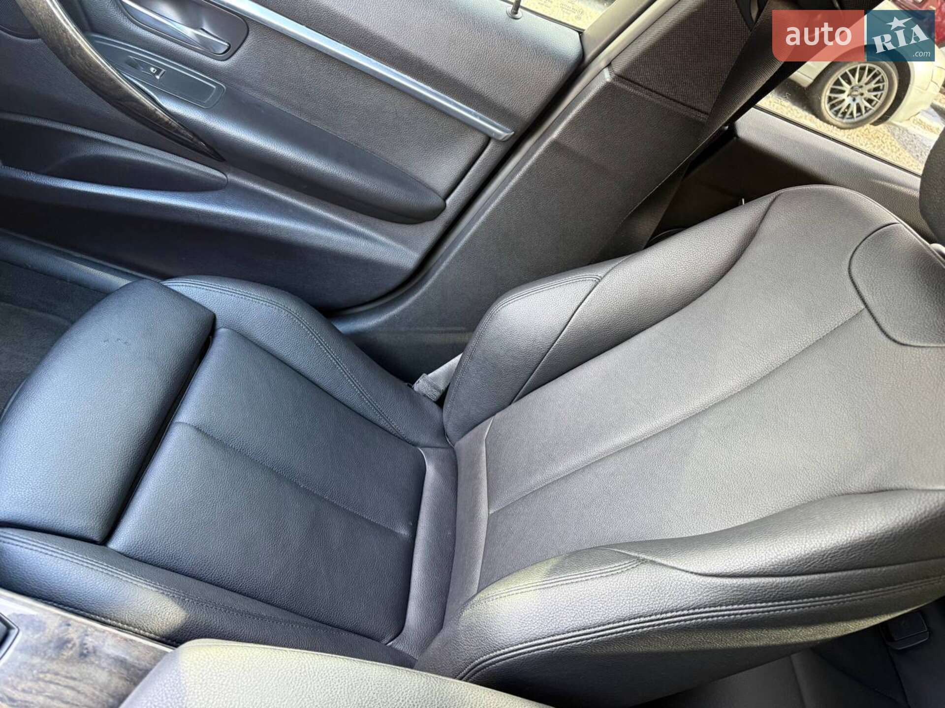 BMW 3 Series 2015 VIN WBA8E3C52GK502727 фото оголошення 14 з 26