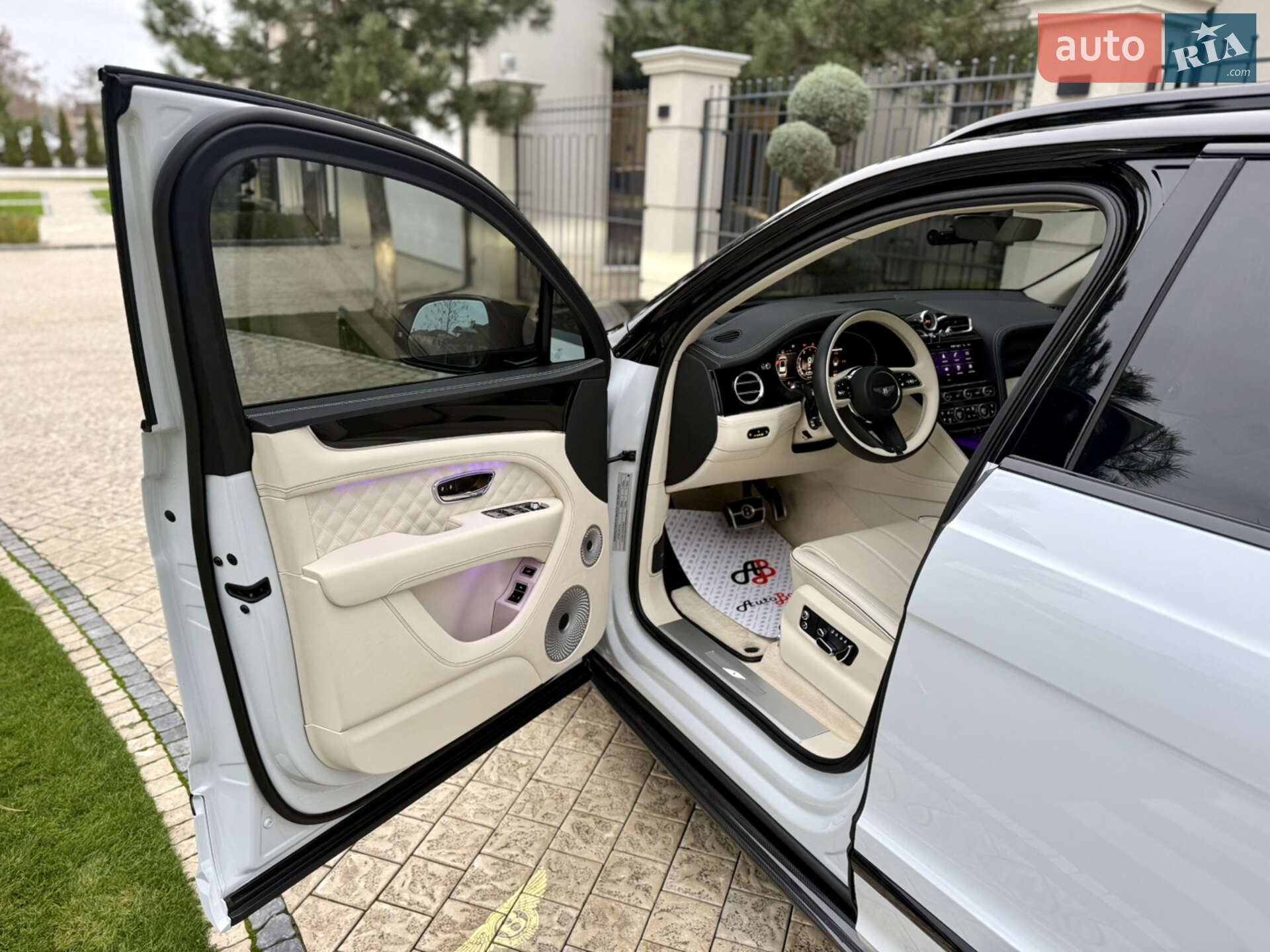 Bentley Bentayga 2024 VIN SJAAB14V2RC025635 фото оголошення 29 з 74