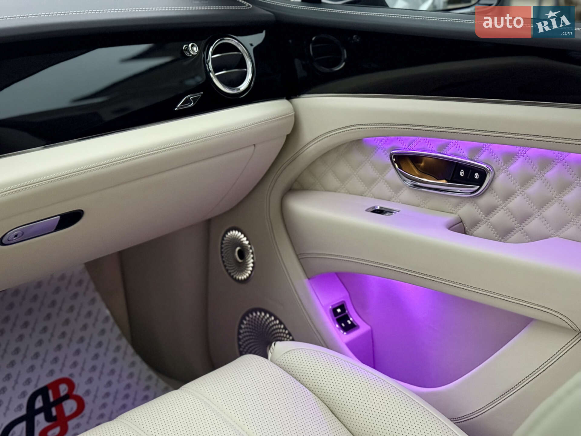 Bentley Bentayga 2024 VIN SJAAB14V2RC025635 фото оголошення 49 з 74