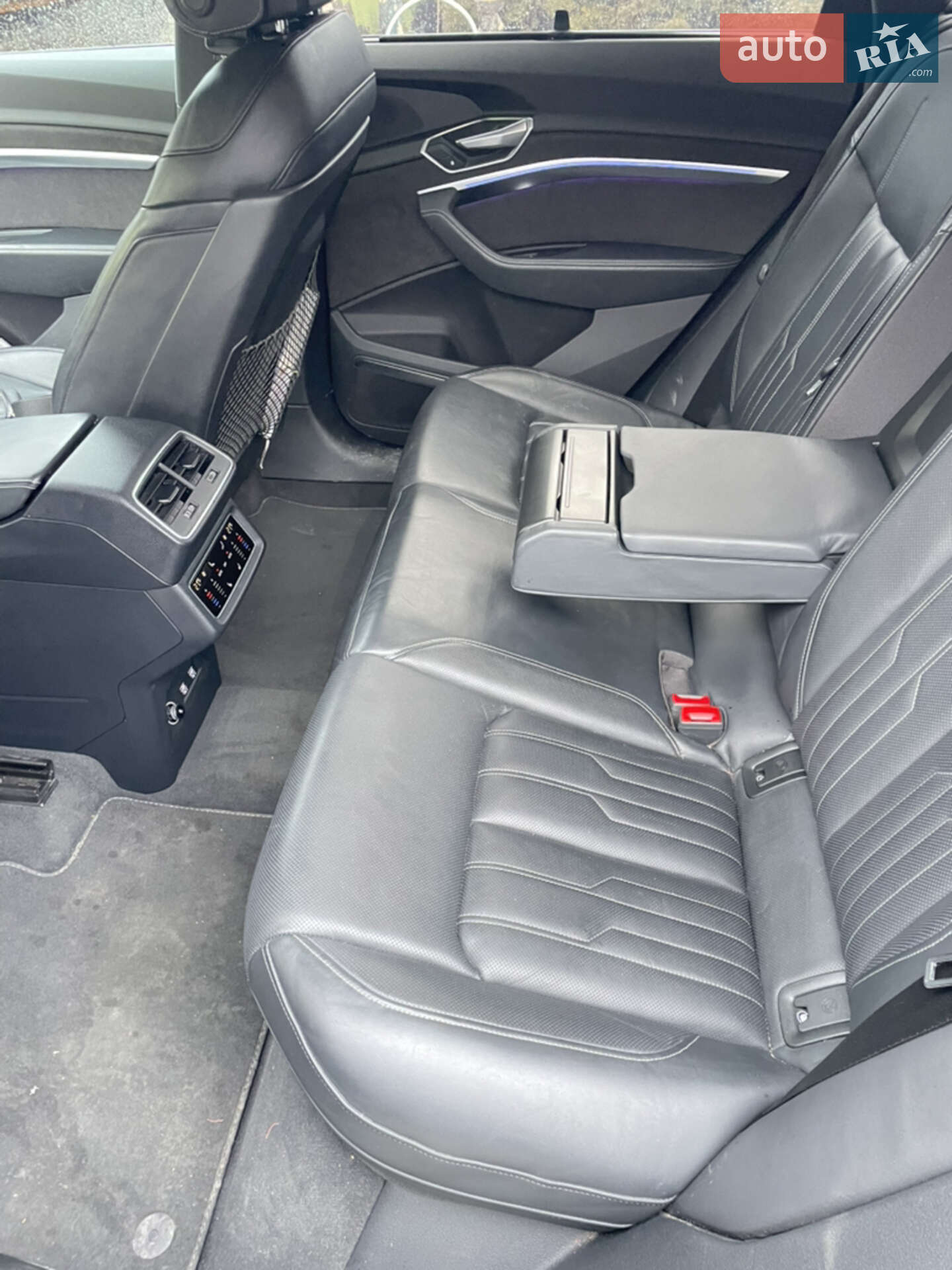 Audi e-tron 2019 VIN WA1VAAGE2KB005776 фото оголошення 16 з 29