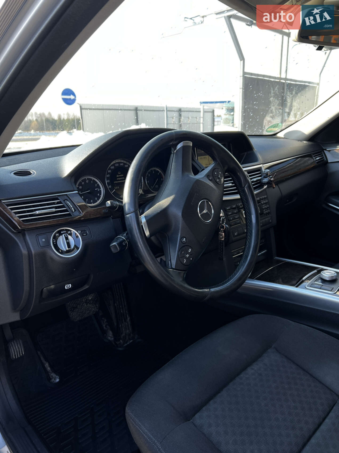 Mercedes-Benz E-Class 2011 VIN WDD2122021A520834 фото оголошення 3 з 7
