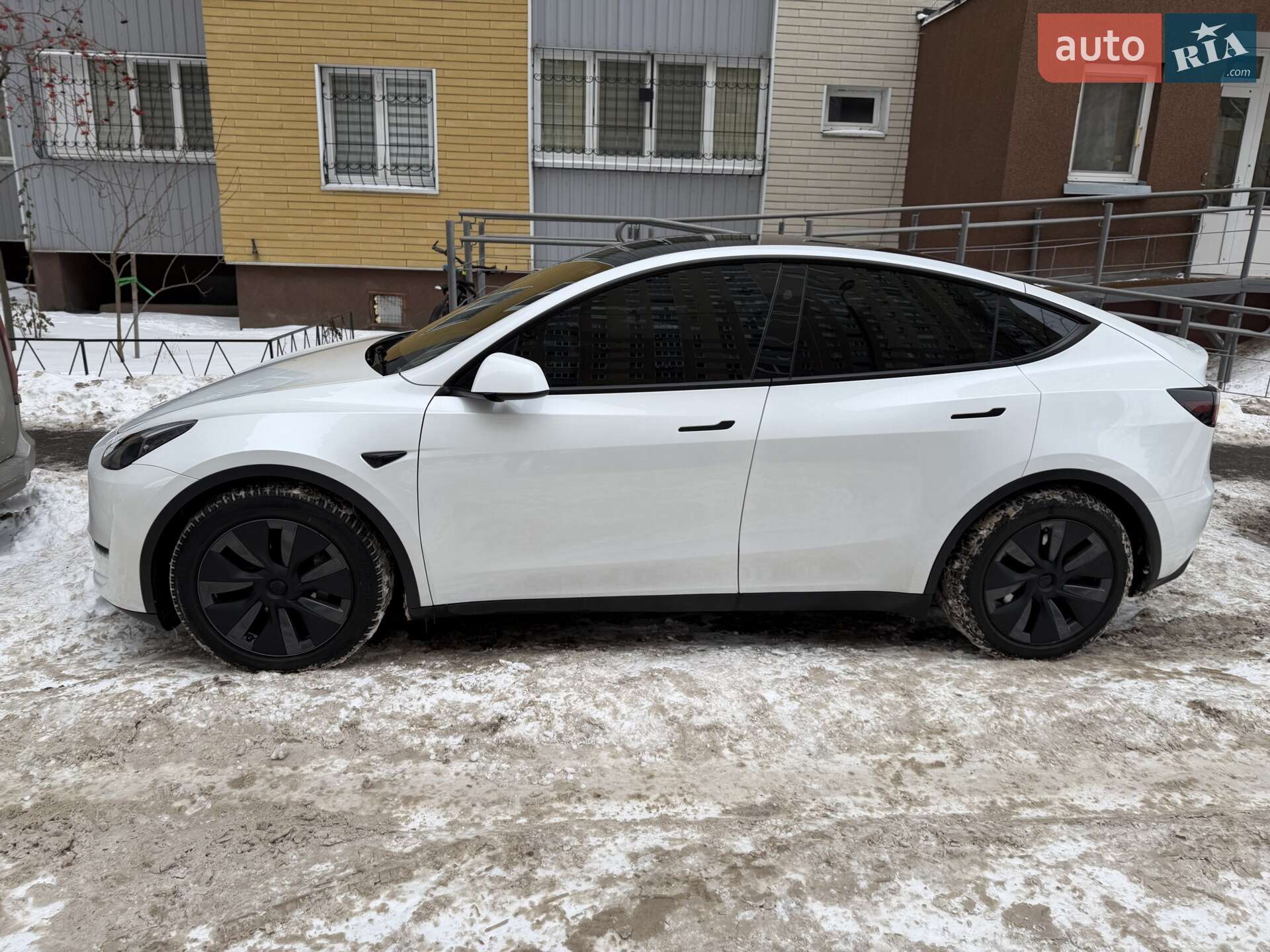 Tesla Model Y 2024 VIN 7SAYGDEE4RA304716 фото оголошення 2 з 42