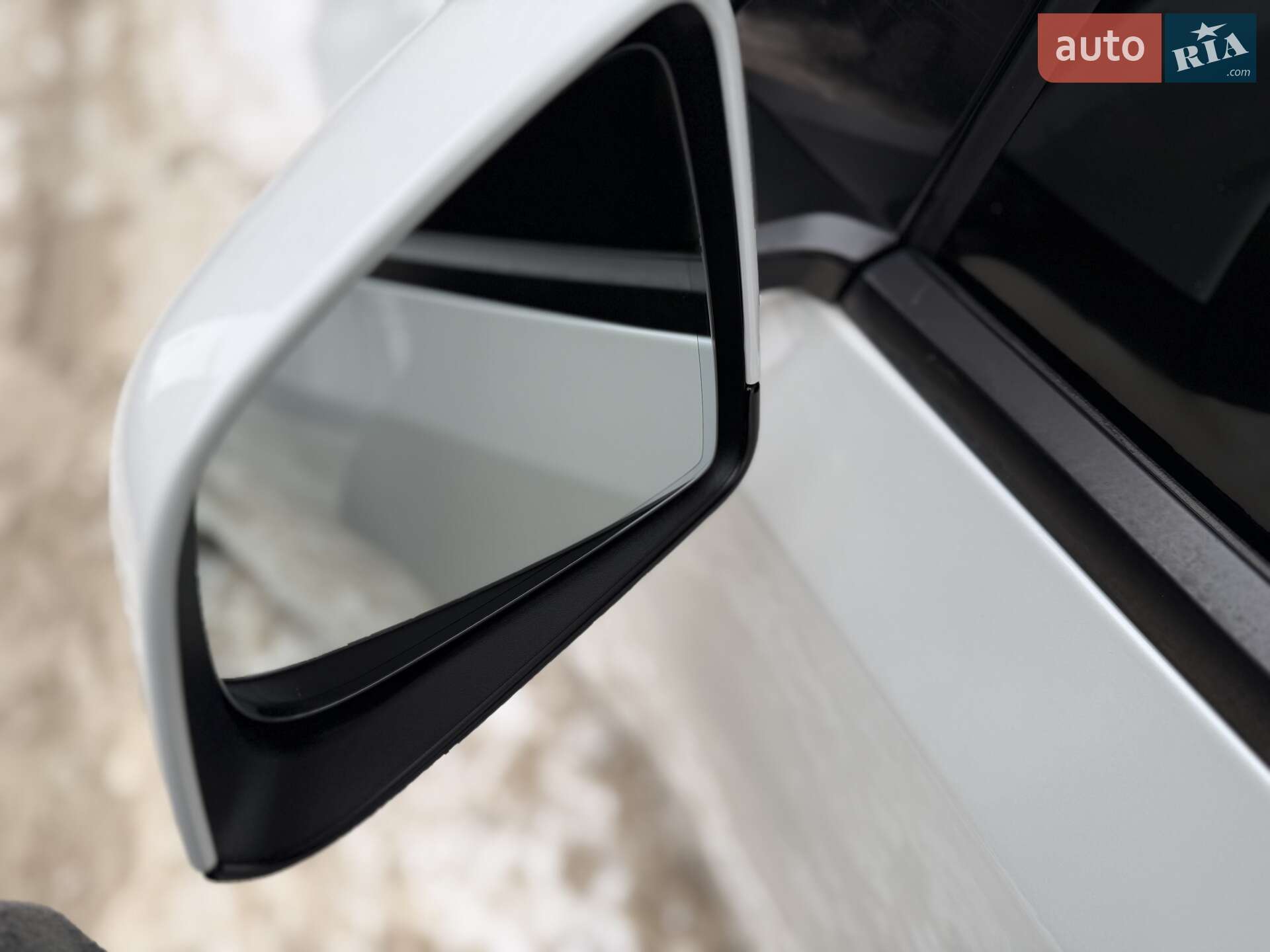 Tesla Model Y 2024 VIN 7SAYGDEE4RA304716 фото оголошення 4 з 42