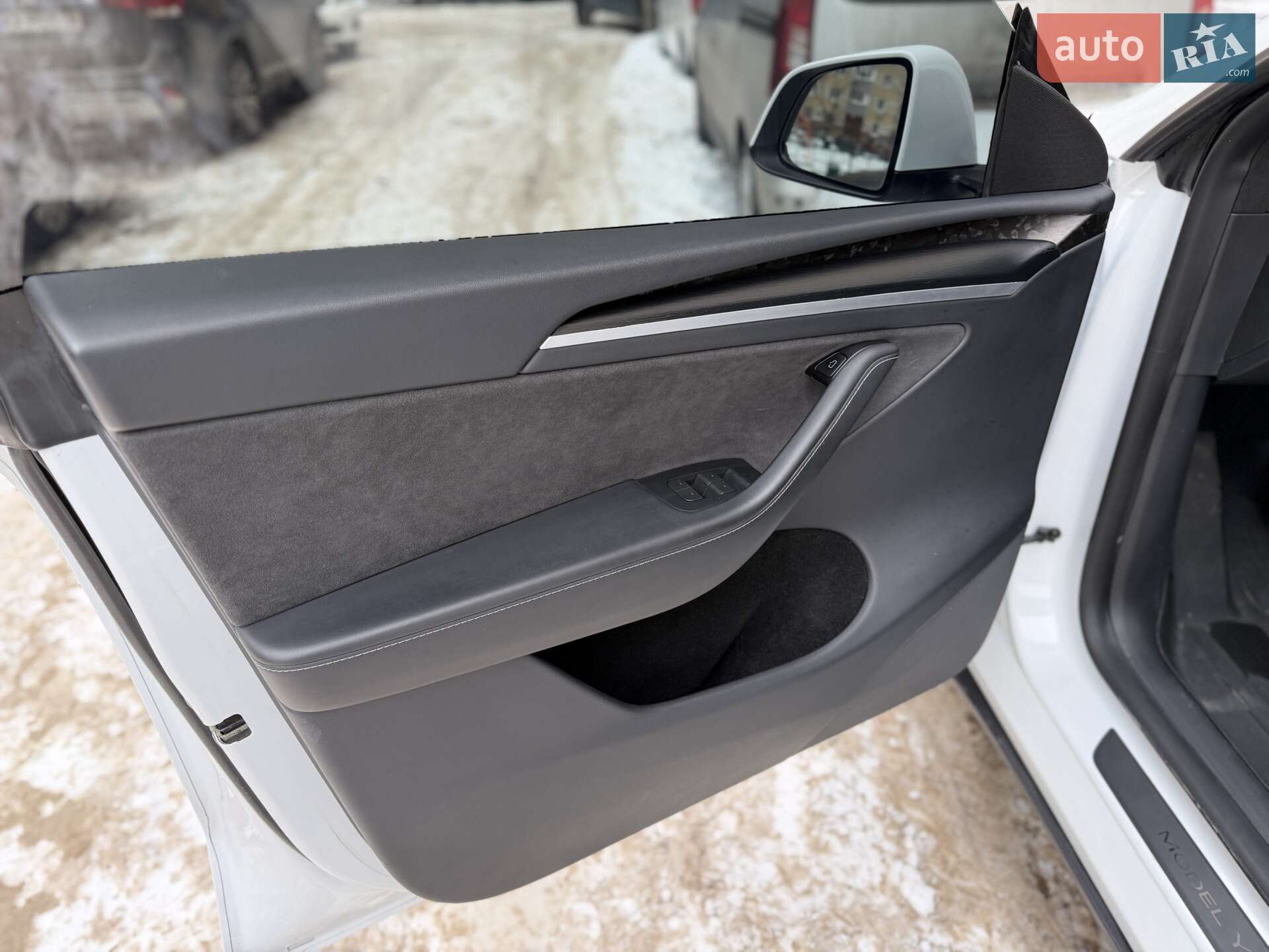Tesla Model Y 2024 VIN 7SAYGDEE4RA304716 фото оголошення 10 з 42