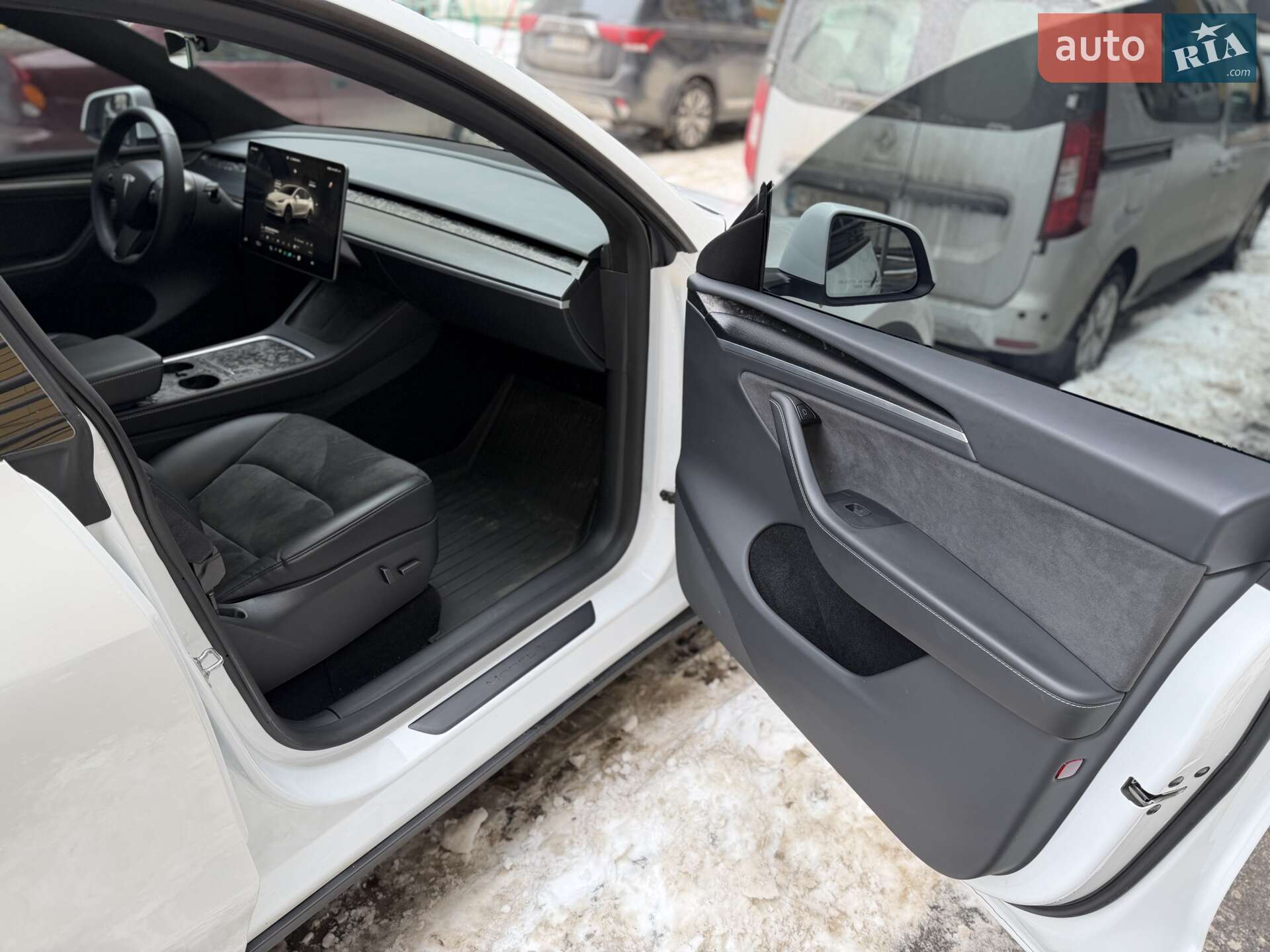 Tesla Model Y 2024 VIN 7SAYGDEE4RA304716 фото оголошення 31 з 42