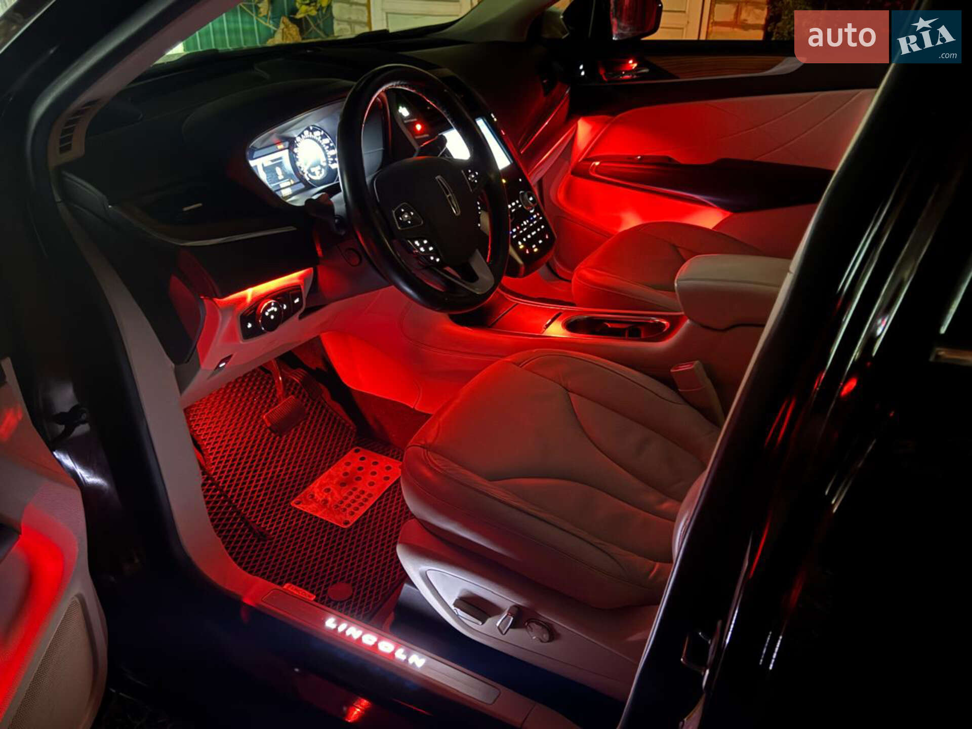 Lincoln MKC 2019 VIN 5LMCJ2D94KUL51819 фото оголошення 8 з 16