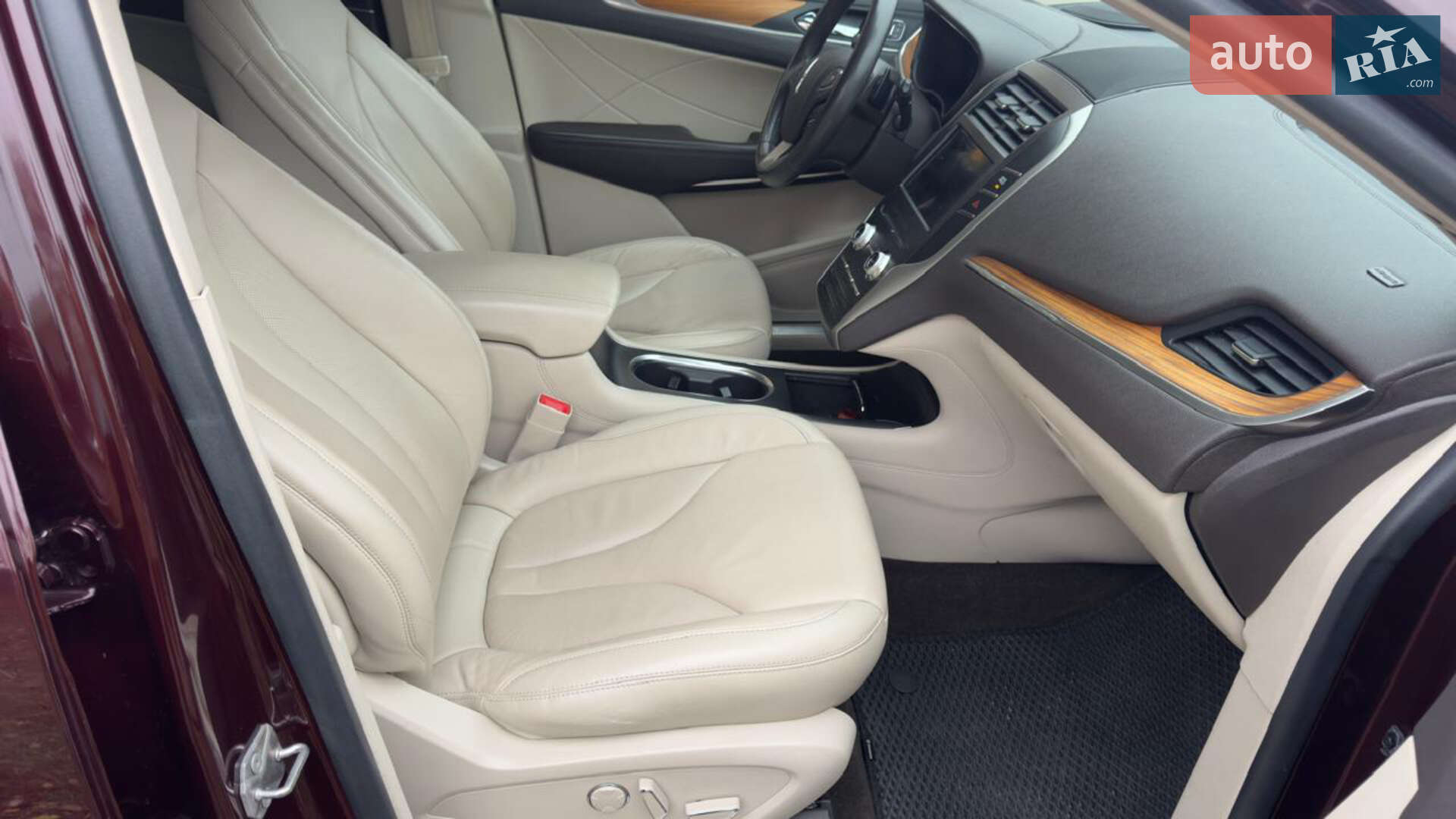 Lincoln MKC 2019 VIN 5LMCJ2D94KUL51819 фото оголошення 10 з 16