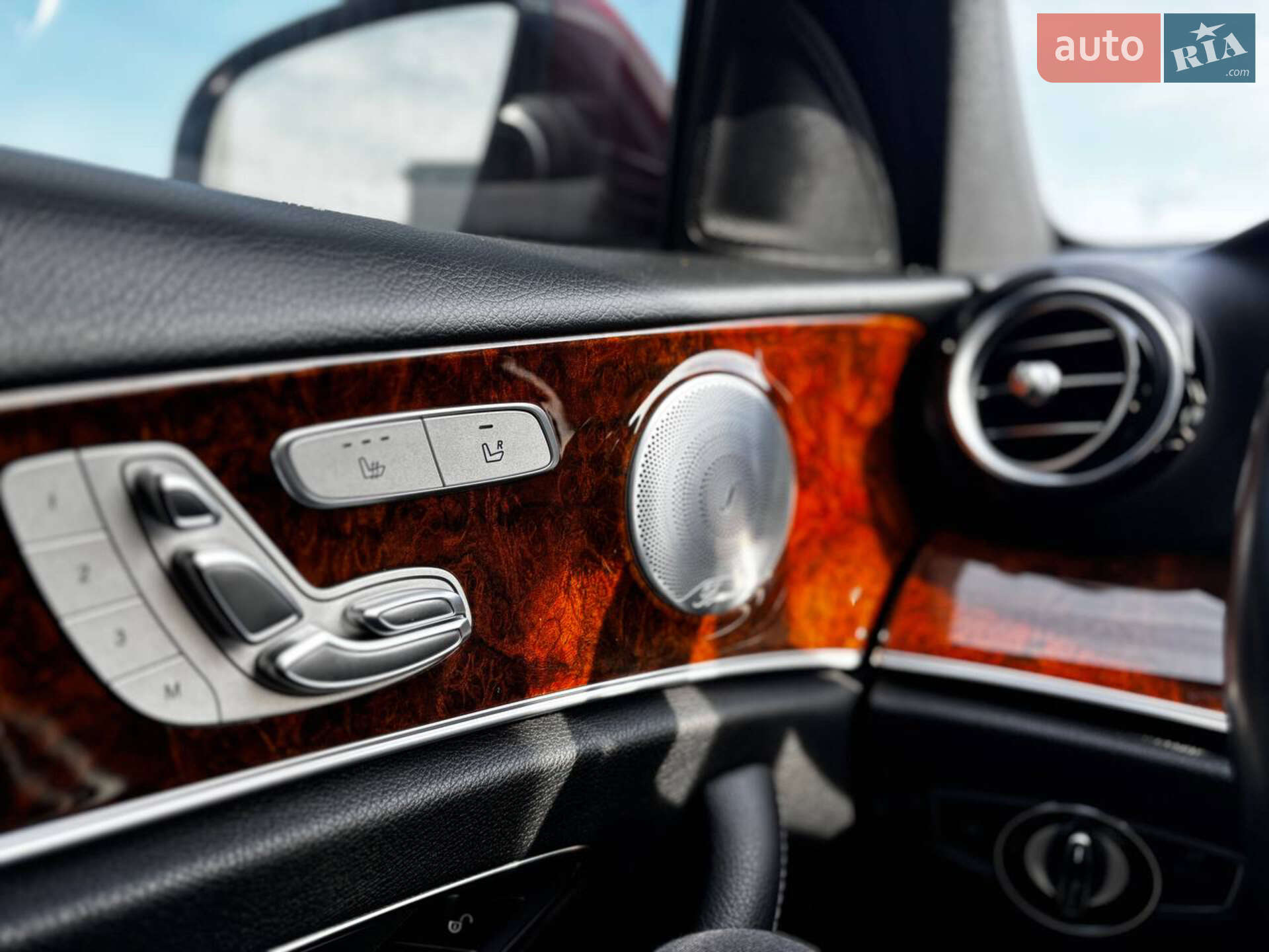 Mercedes-Benz E-Class 2018 VIN WDDZF4KB7KA510425 фото оголошення 14 з 36