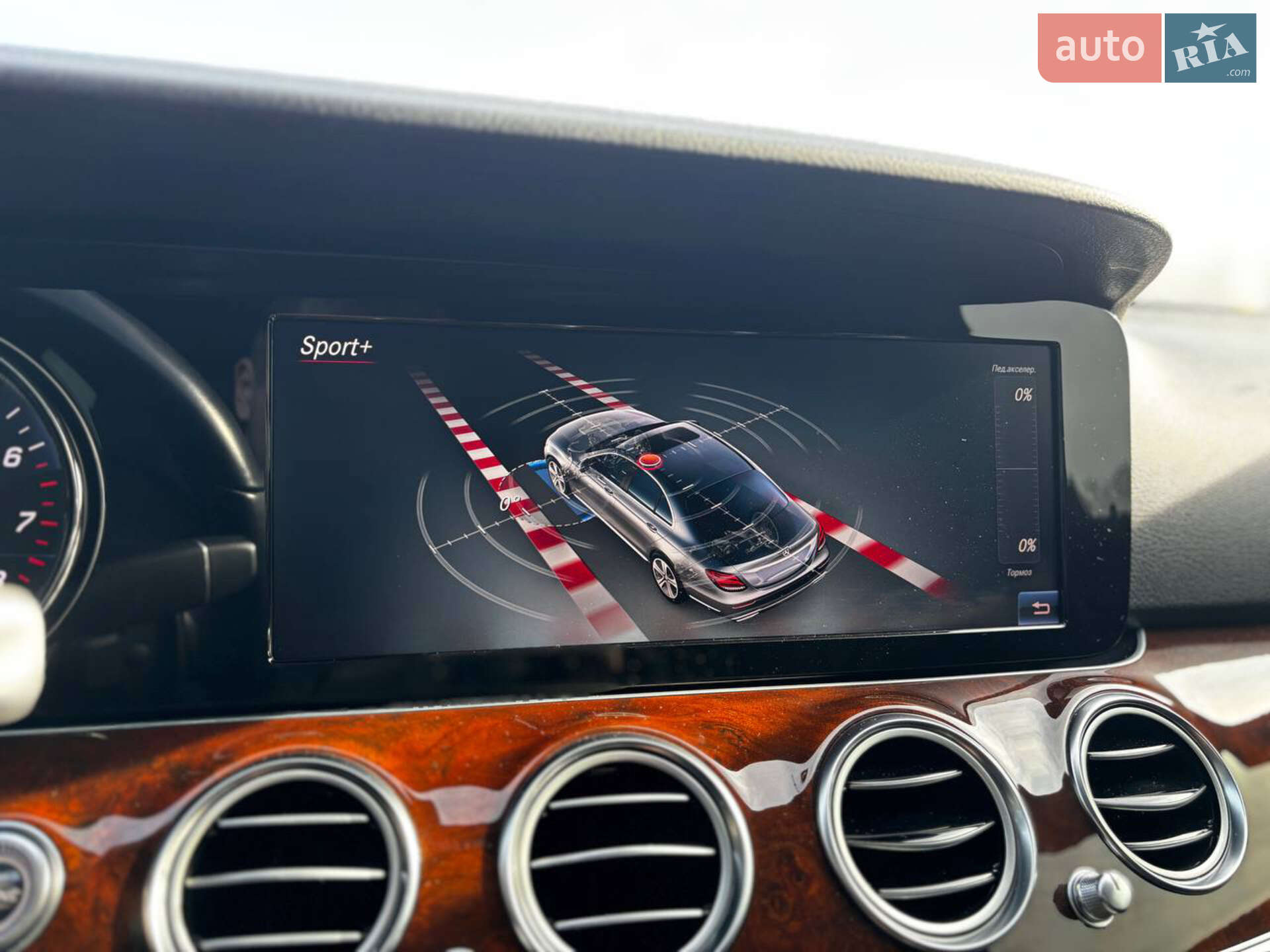 Mercedes-Benz E-Class 2018 VIN WDDZF4KB7KA510425 фото оголошення 27 з 36