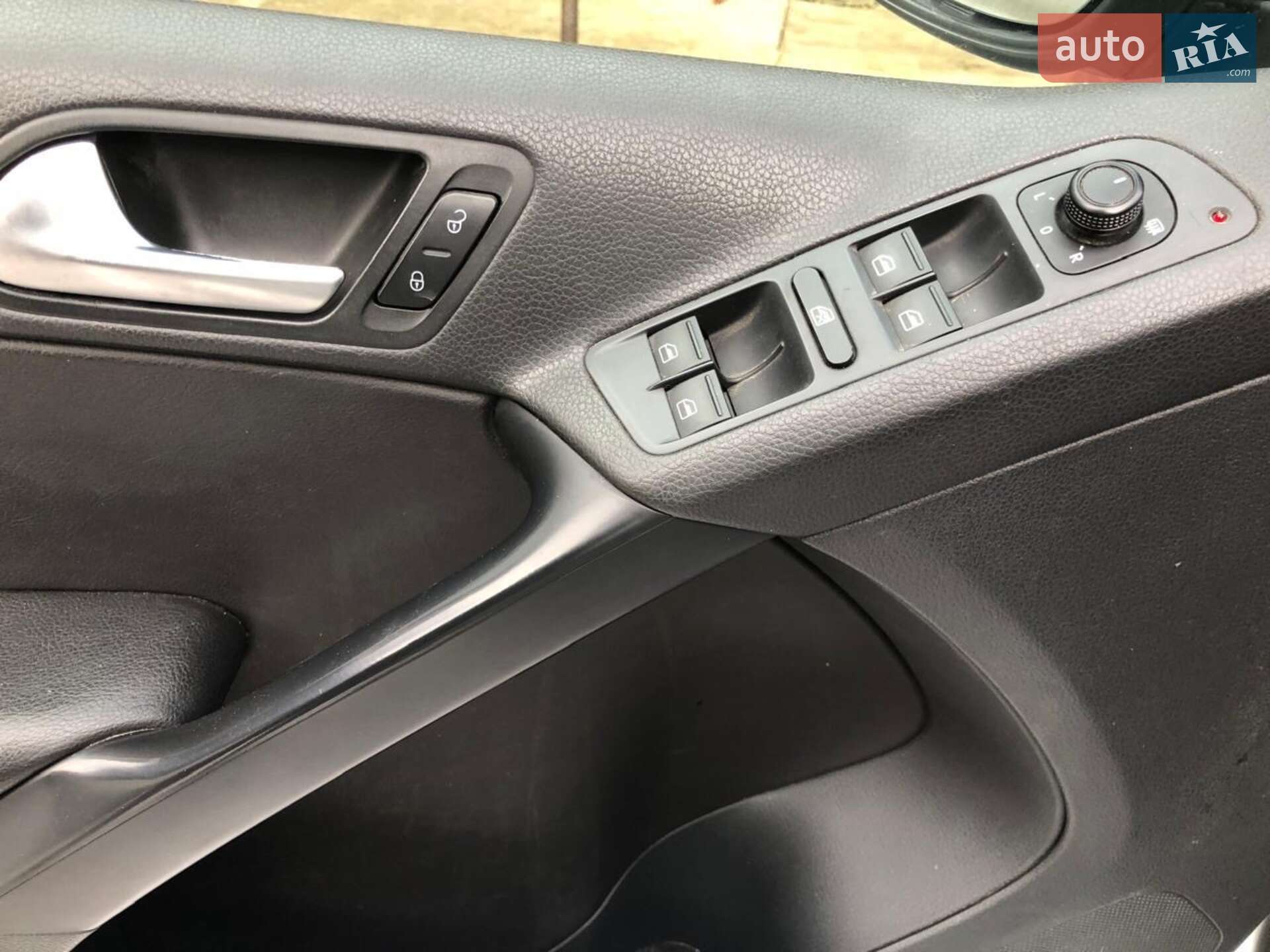 Volkswagen Tiguan 2017 VIN WVGAV7AXXHW501606 фото оголошення 9 з 10