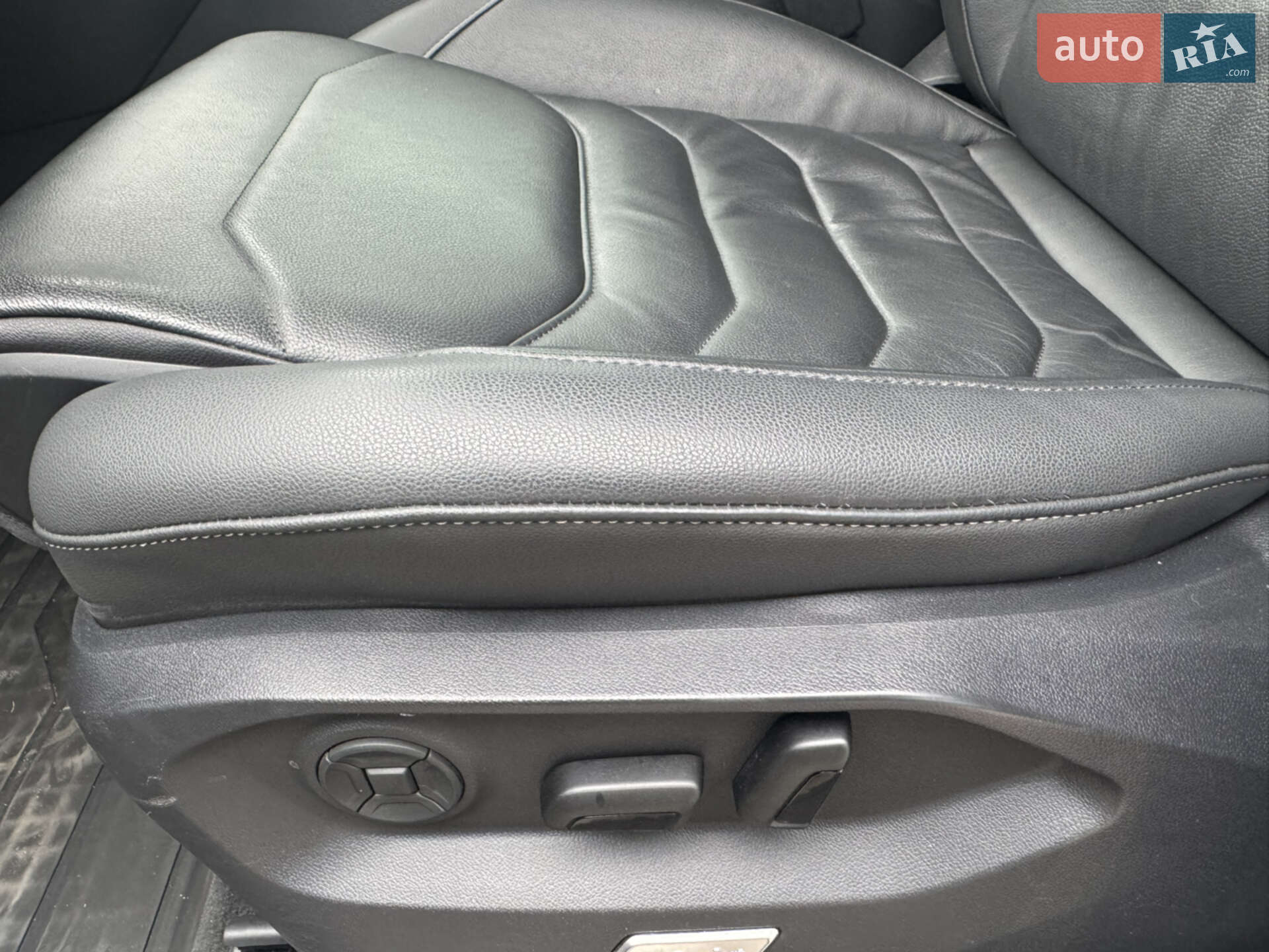 Volkswagen Touareg 2019 VIN WVGZZZCRZLD014898 фото оголошення 33 з 65