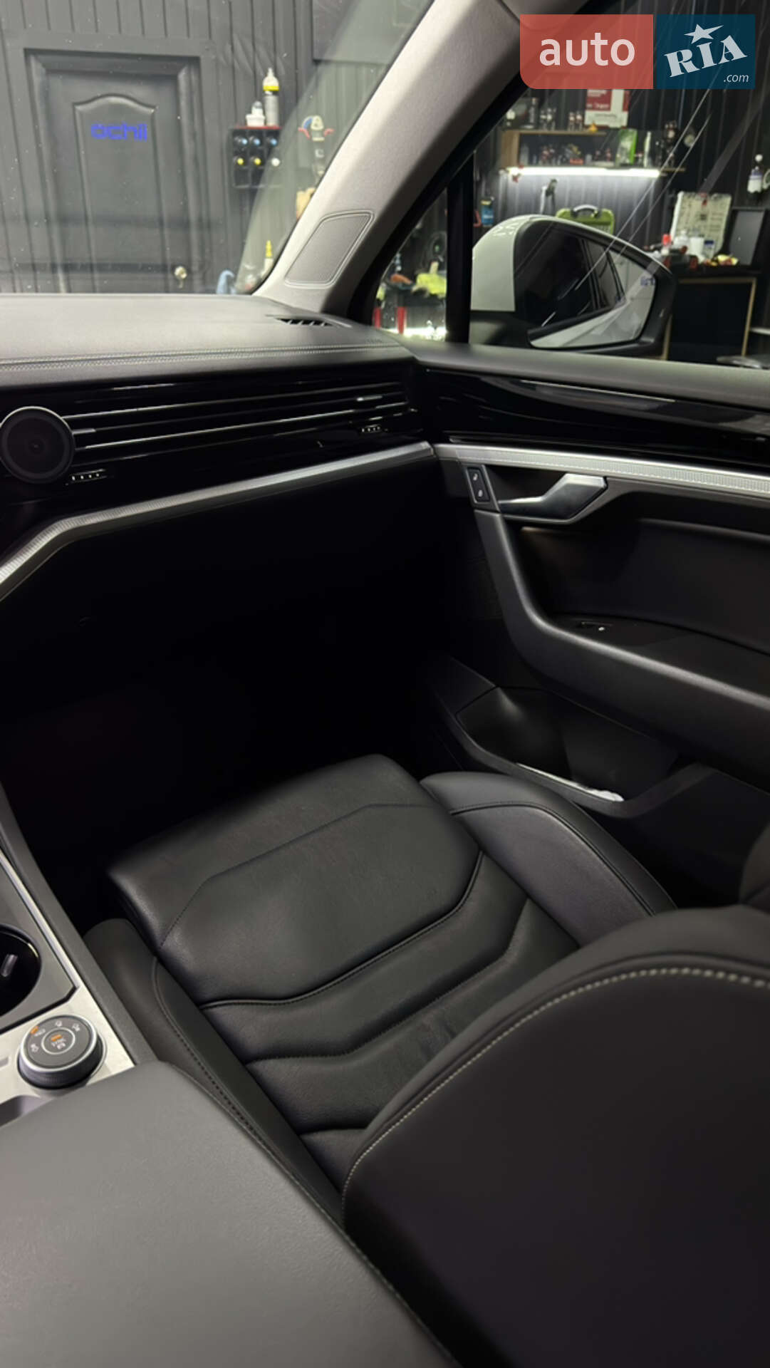 Volkswagen Touareg 2019 VIN WVGZZZCRZLD014898 фото оголошення 41 з 65