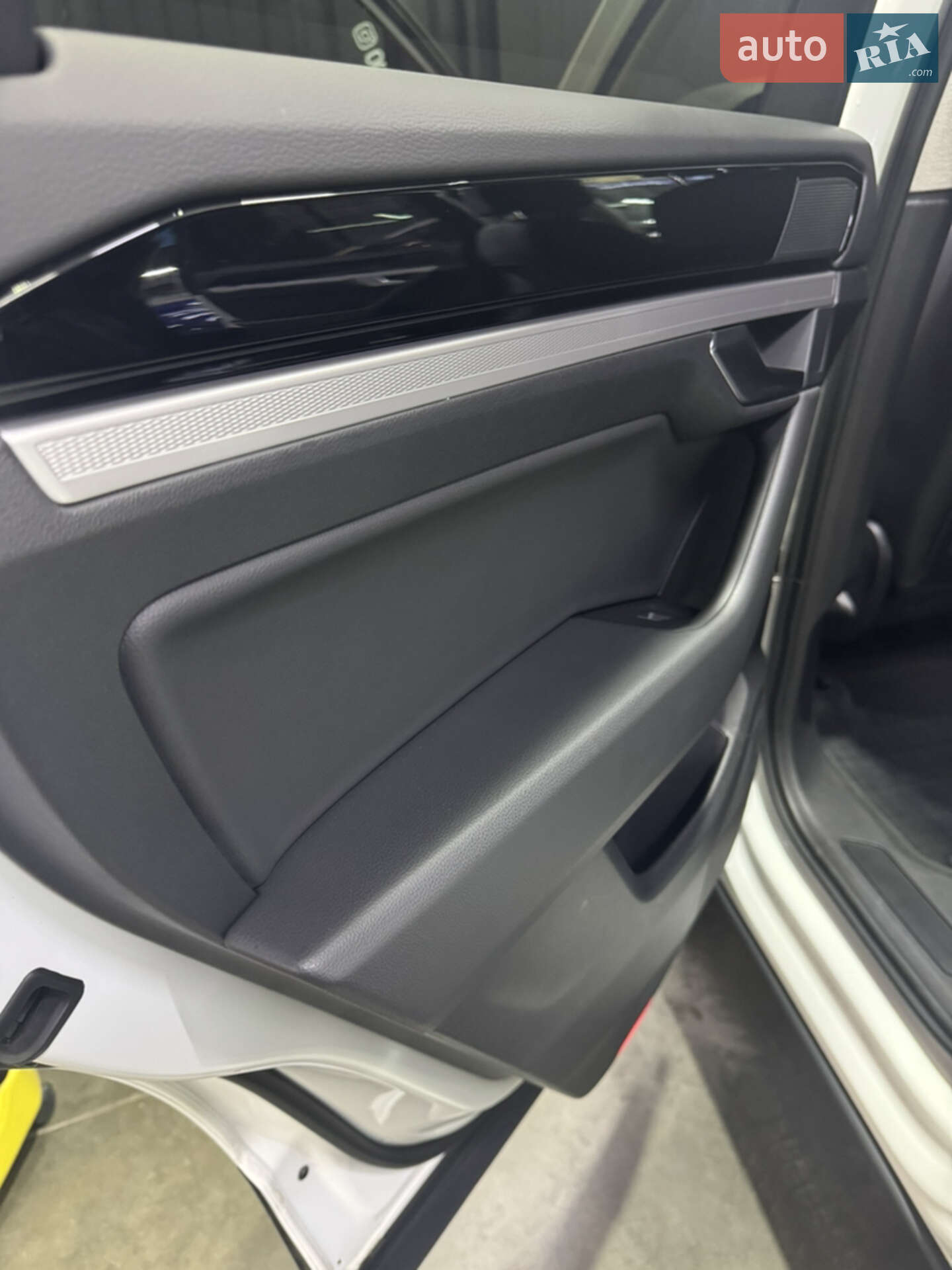 Volkswagen Touareg 2019 VIN WVGZZZCRZLD014898 фото оголошення 48 з 65