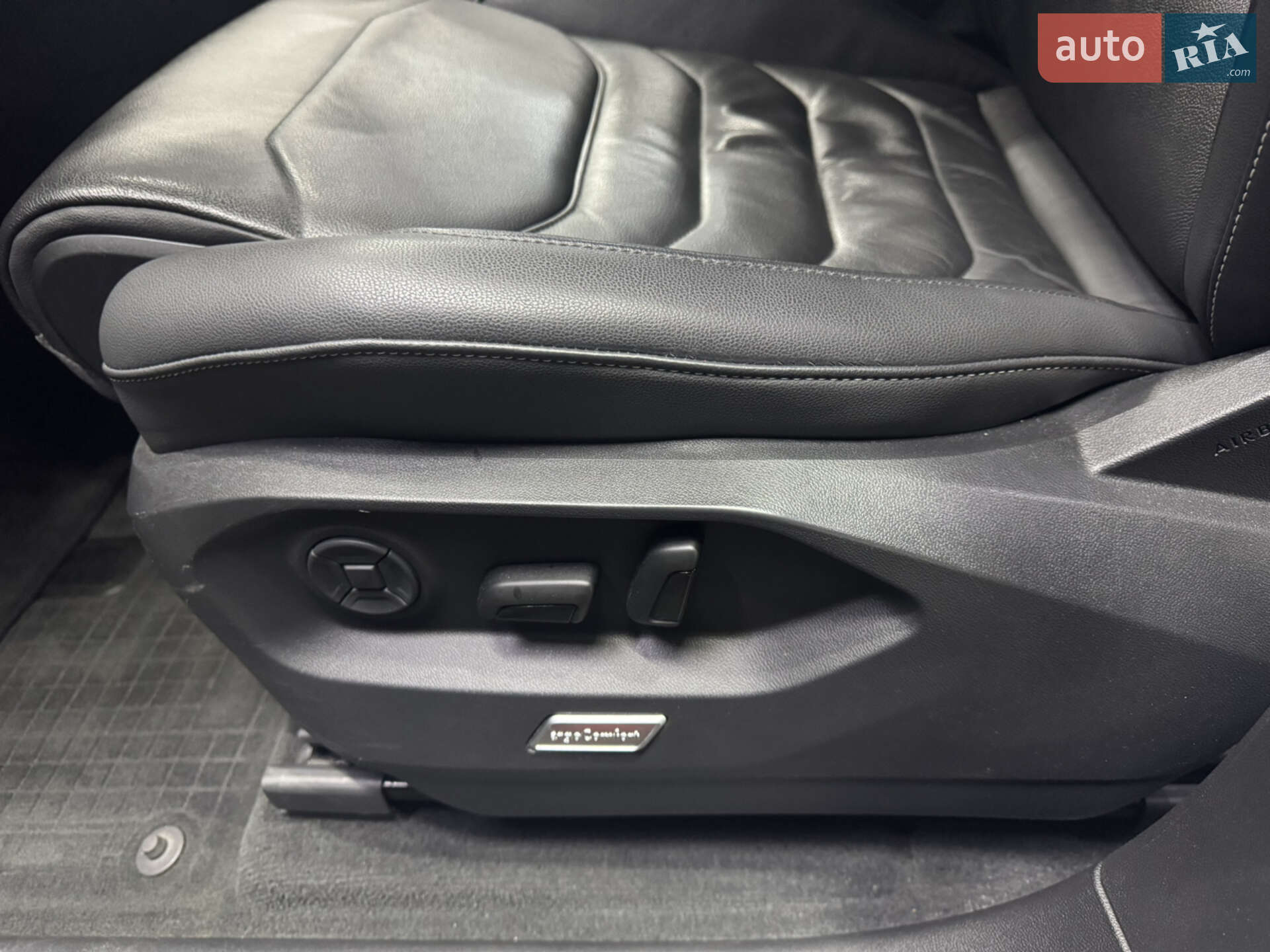 Volkswagen Touareg 2019 VIN WVGZZZCRZLD014898 фото оголошення 50 з 65