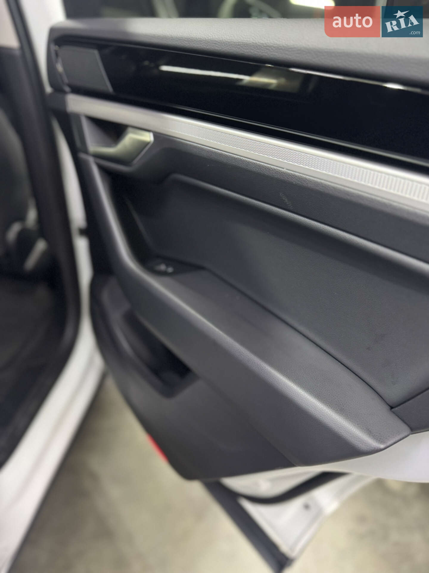 Volkswagen Touareg 2019 VIN WVGZZZCRZLD014898 фото оголошення 55 з 65