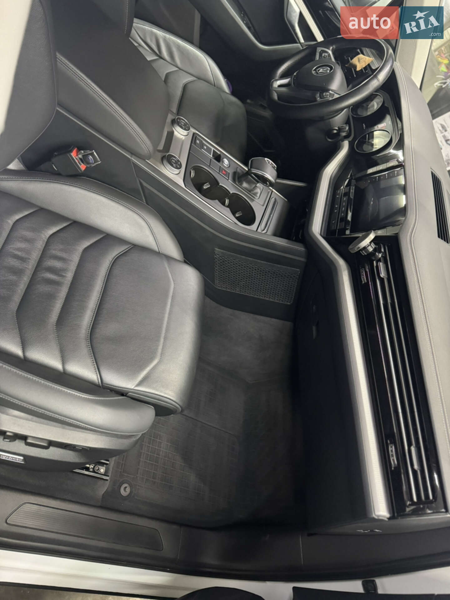 Volkswagen Touareg 2019 VIN WVGZZZCRZLD014898 фото оголошення 58 з 65