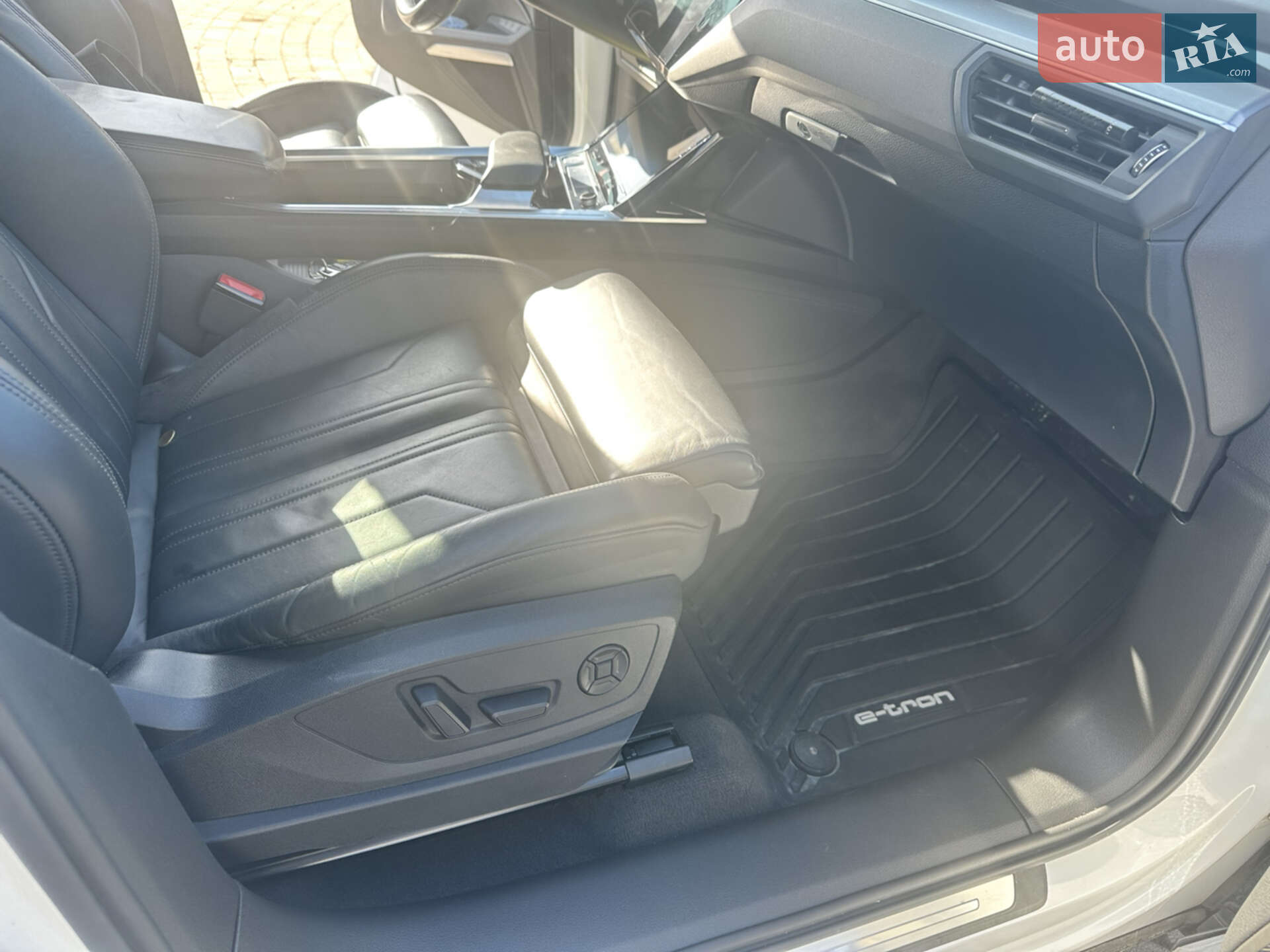 Audi e-tron 2020 VIN WAUZZZGE0LB030866 фото оголошення 8 з 25