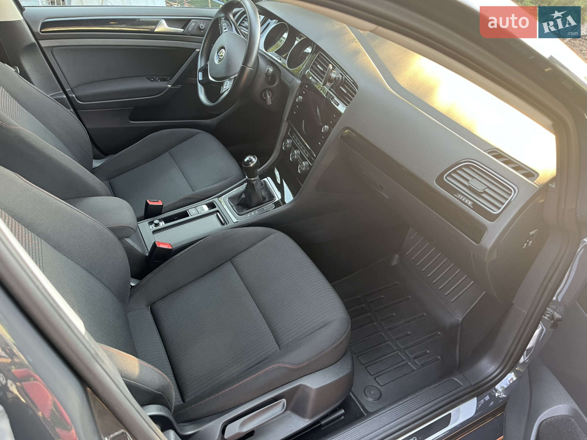 Volkswagen Golf 2017 VIN WVWZZZAUZJP507170 фото оголошення 12 з 37
