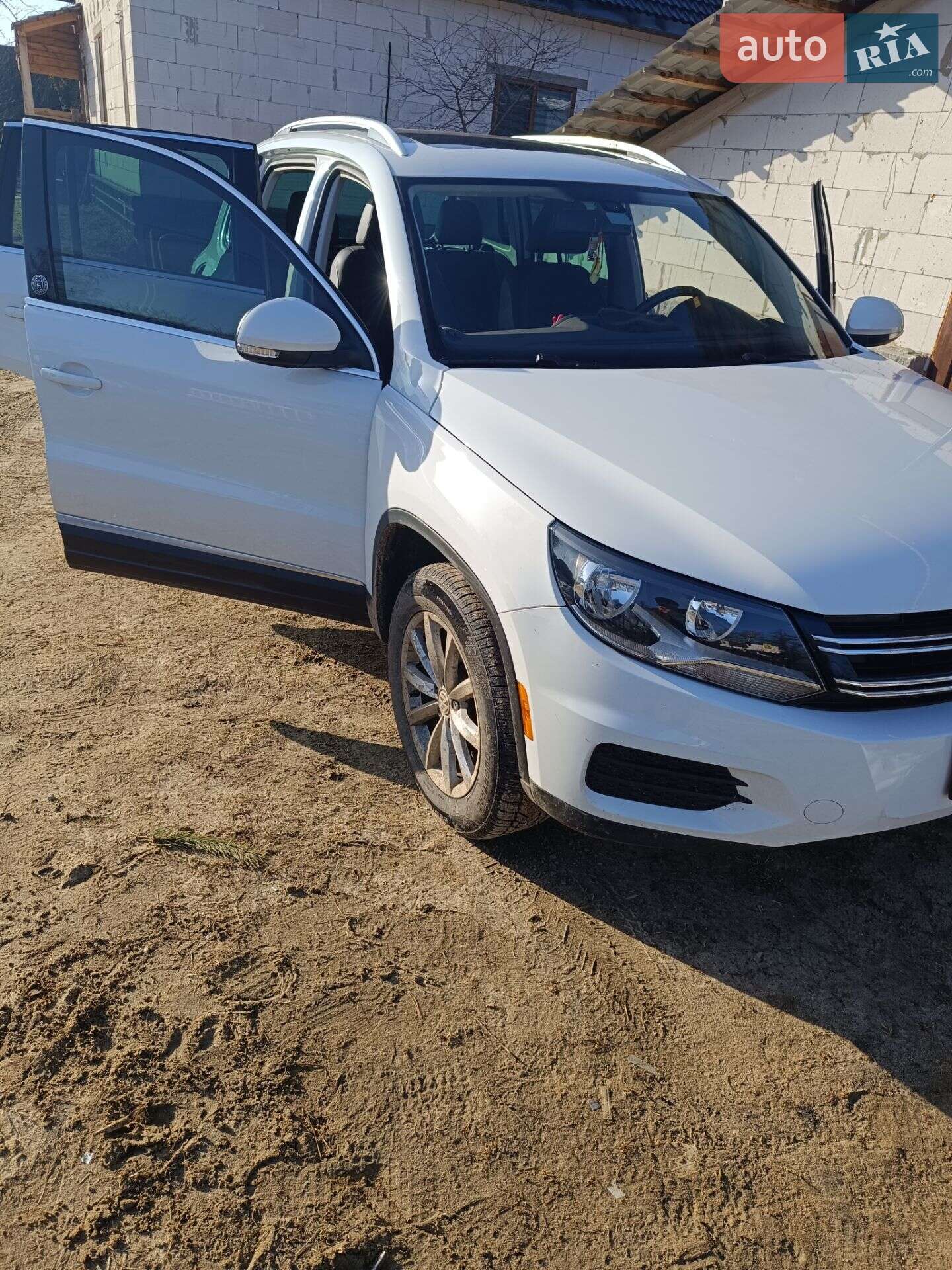 Volkswagen Tiguan 2017 VIN WVGRV7AX6HK019418 фото оголошення 9 з 14
