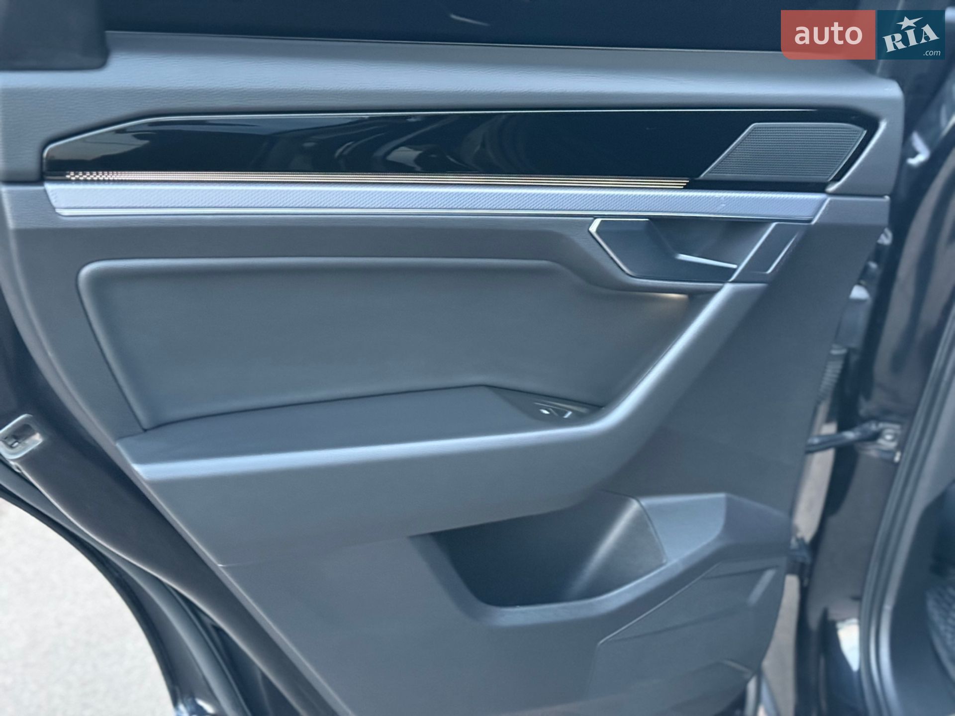 Volkswagen Touareg 2019 VIN WVGZZZCRZKD050684 фото оголошення 27 з 63