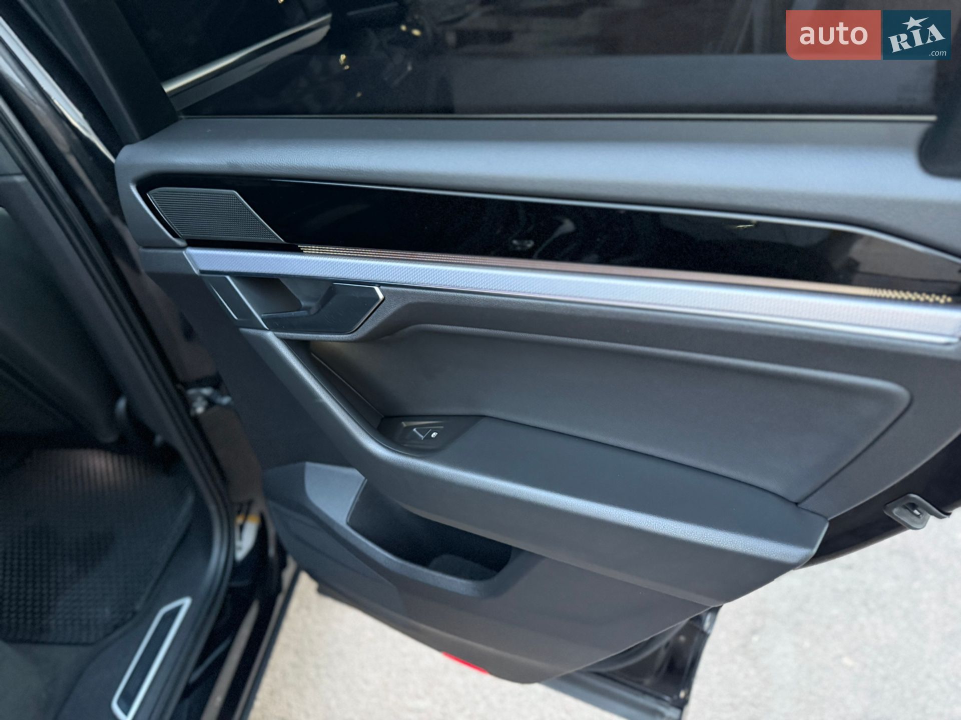 Volkswagen Touareg 2019 VIN WVGZZZCRZKD050684 фото оголошення 42 з 63