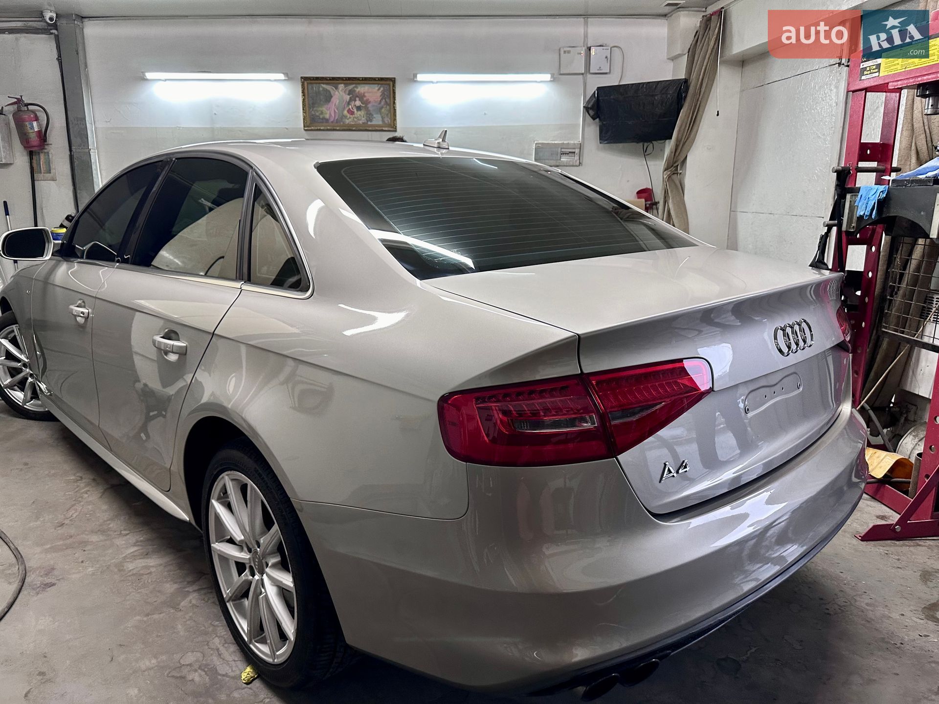 Audi A4 2015 VIN WAUEFAFL9FN037102 фото оголошення 4 з 17