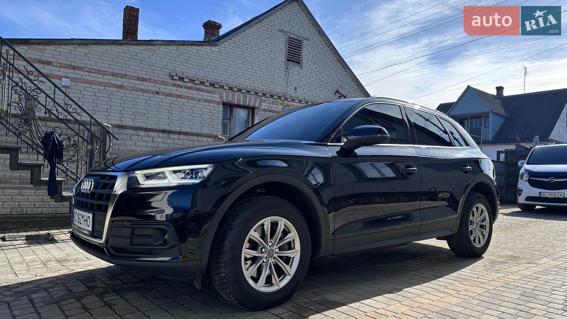 Audi Q5 2018 VIN WAUZZZFY4K2003938 фото оголошення 2 з 17