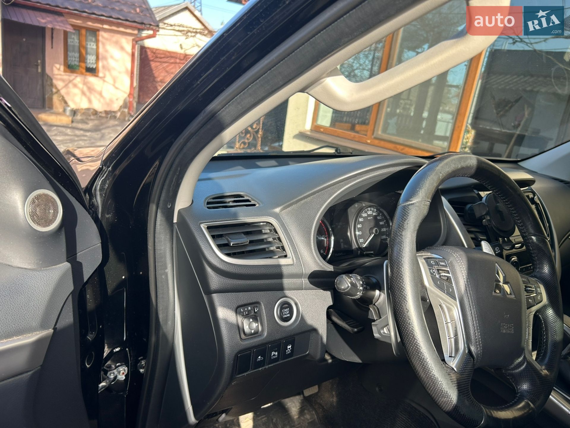 Mitsubishi Pajero Sport 2017 VIN MMCGUKS10HHZ06248 фото оголошення 13 з 54