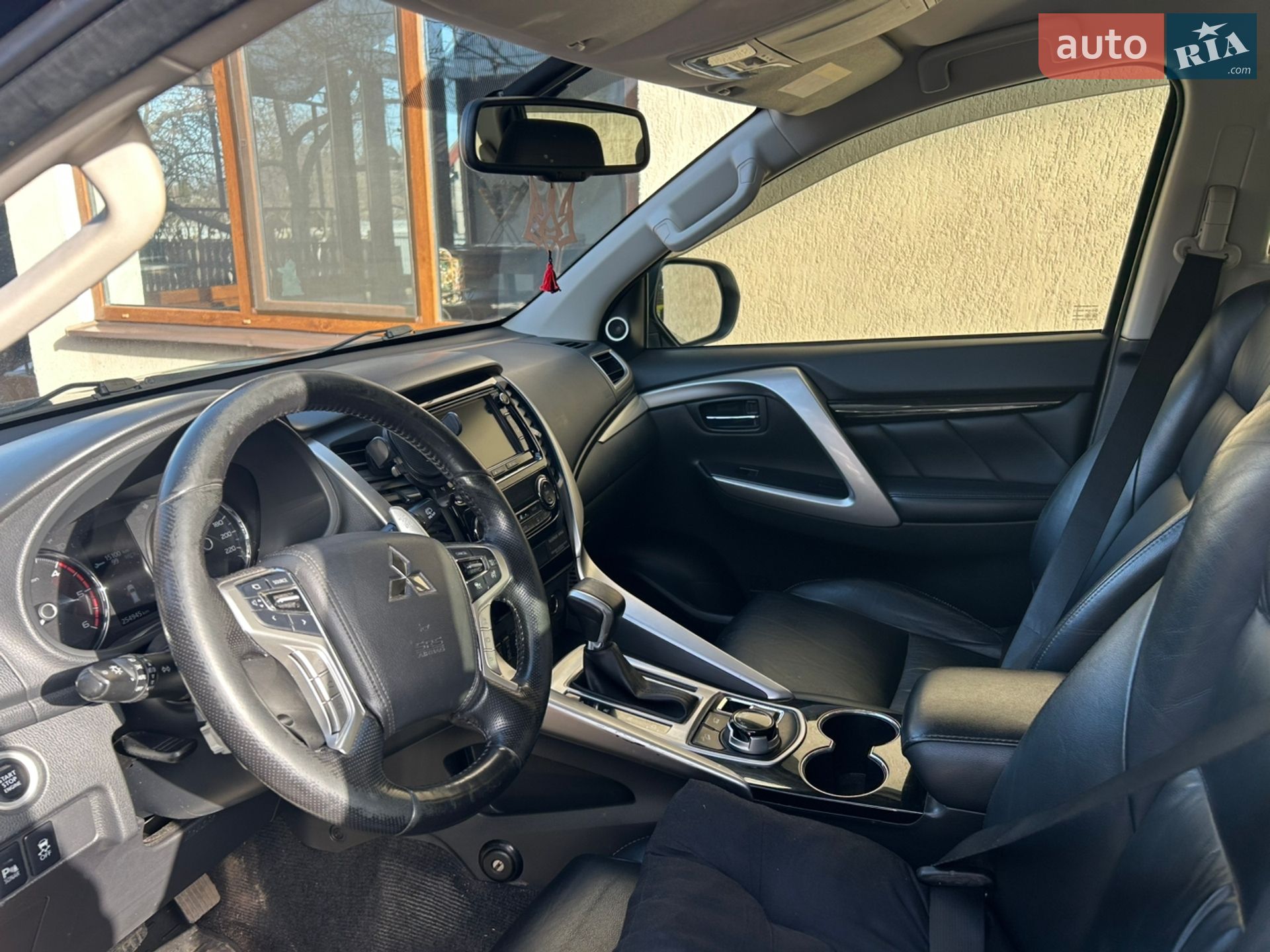 Mitsubishi Pajero Sport 2017 VIN MMCGUKS10HHZ06248 фото оголошення 19 з 54