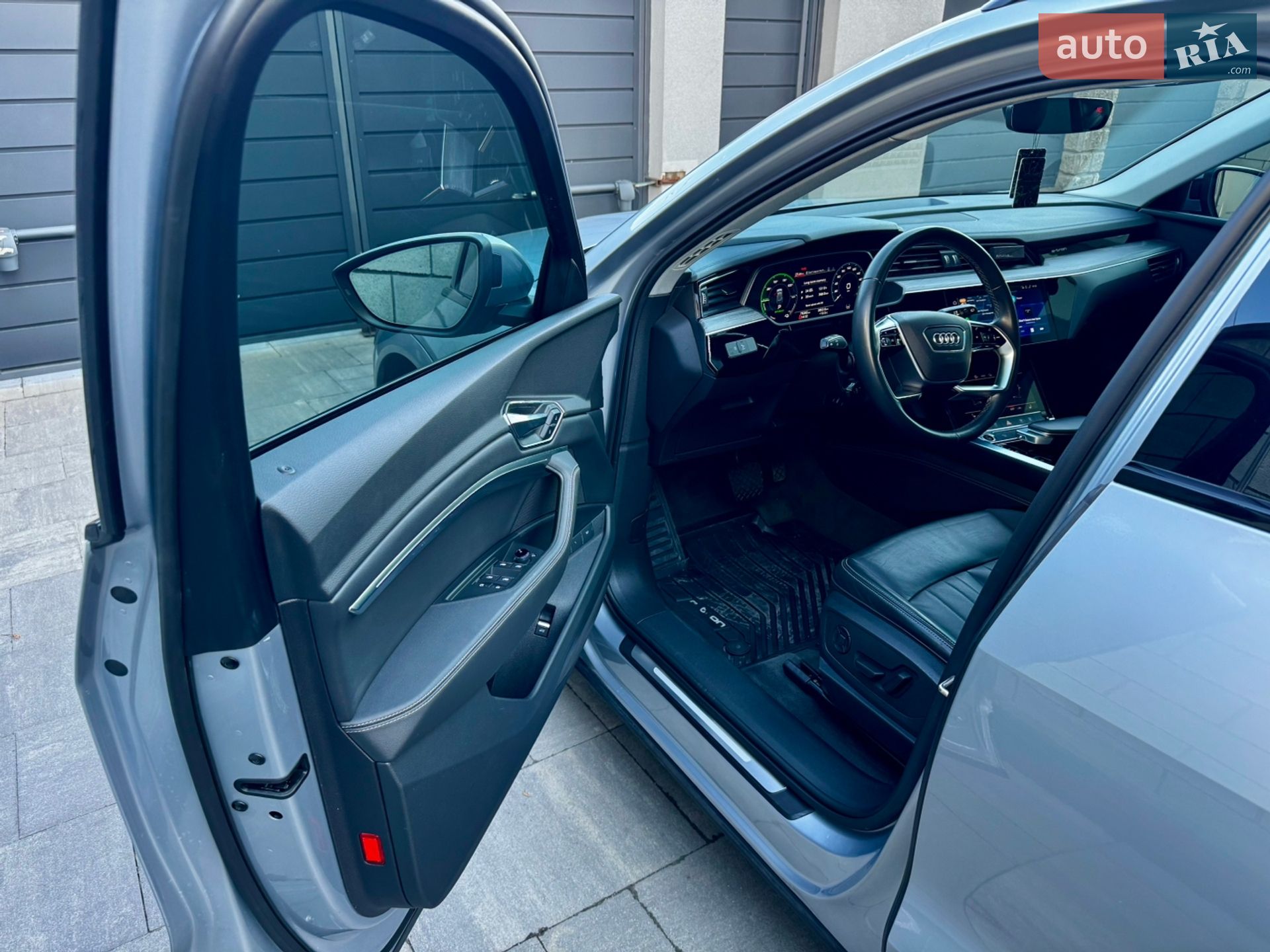 Audi e-tron 2022 VIN WA1AAAGE1NB047049 фото оголошення 13 з 52