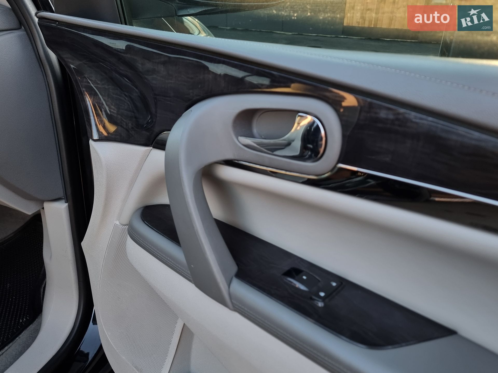 Buick Enclave 2016 VIN 5GAKRAKD3GJ164109 фото оголошення 92 з 106