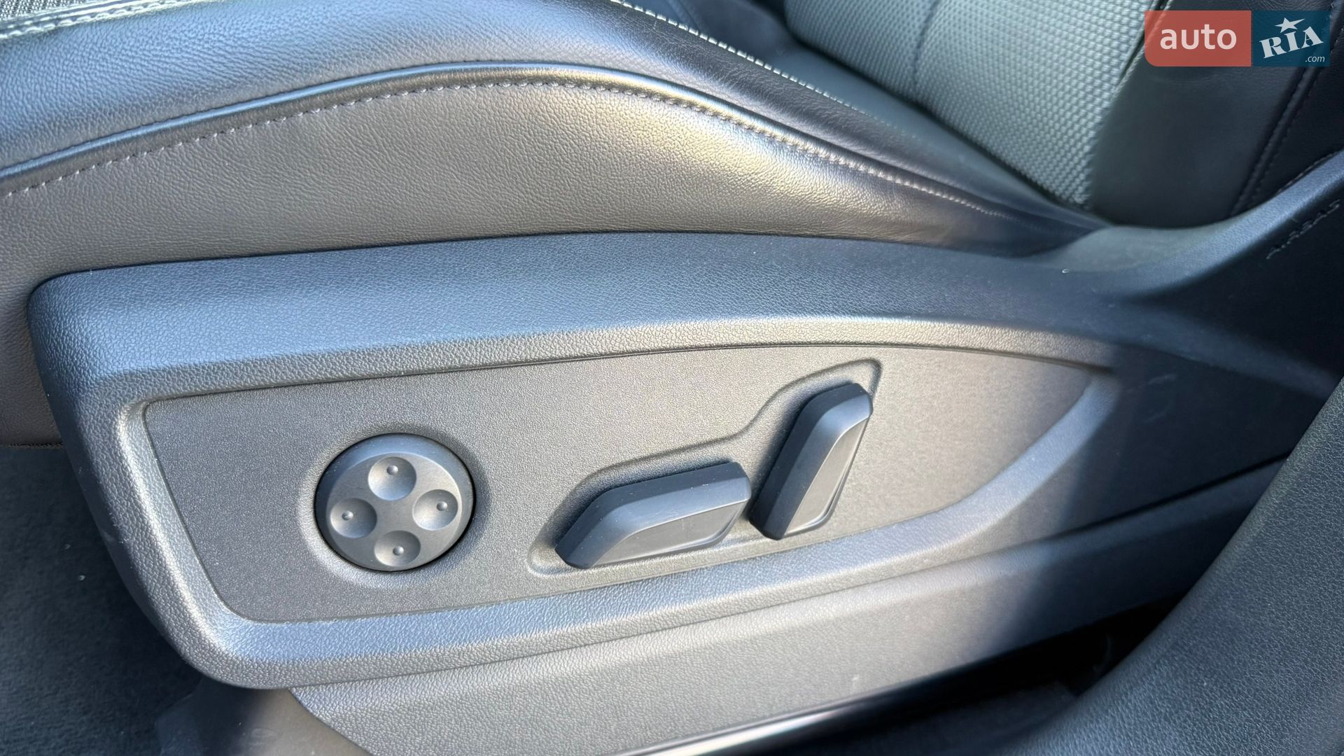 Audi Q5 2019 VIN WAUZZZFY1K2106167 фото оголошення 28 з 85
