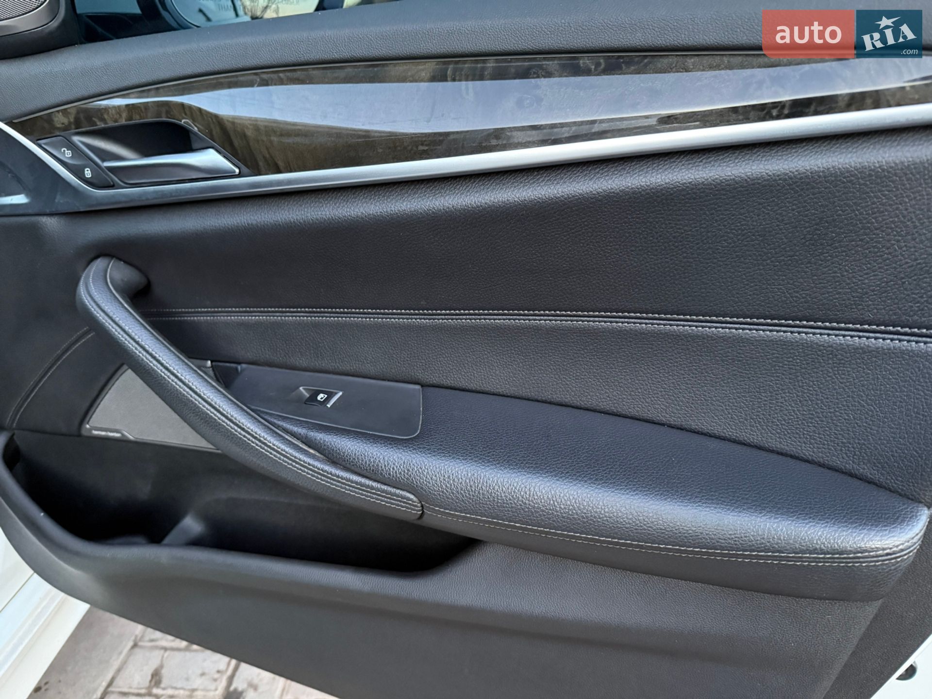 BMW 5 Series 2018 VIN WBAJA9C58JB034140 фото оголошення 32 з 39