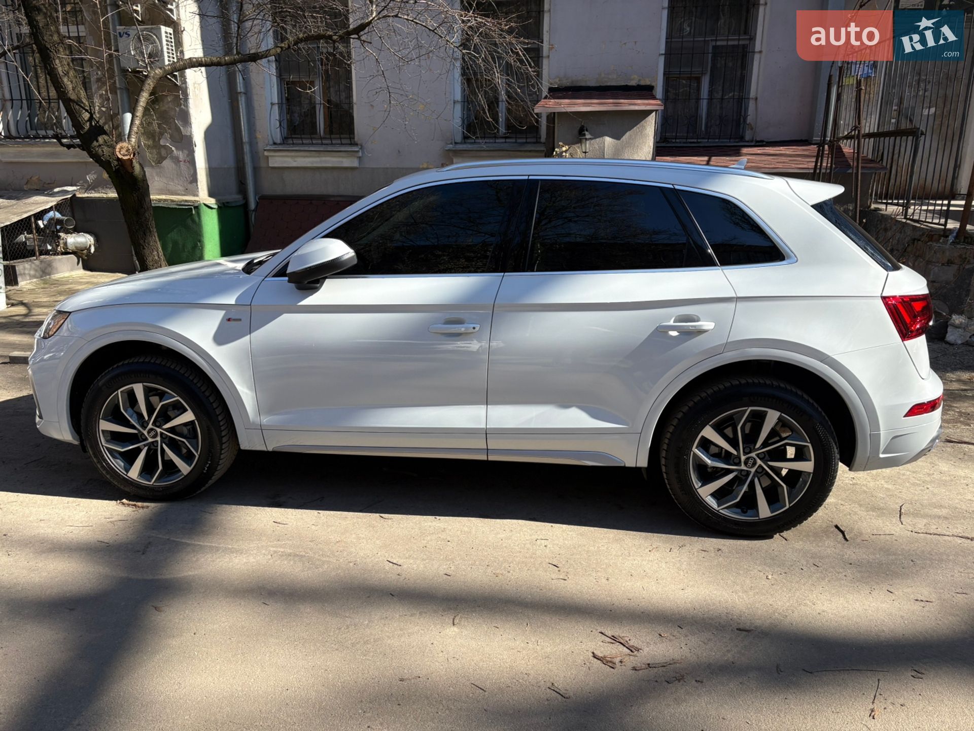 Audi Q5 2023 VIN WA1EAAFY2P2105458 фото оголошення 5 з 10