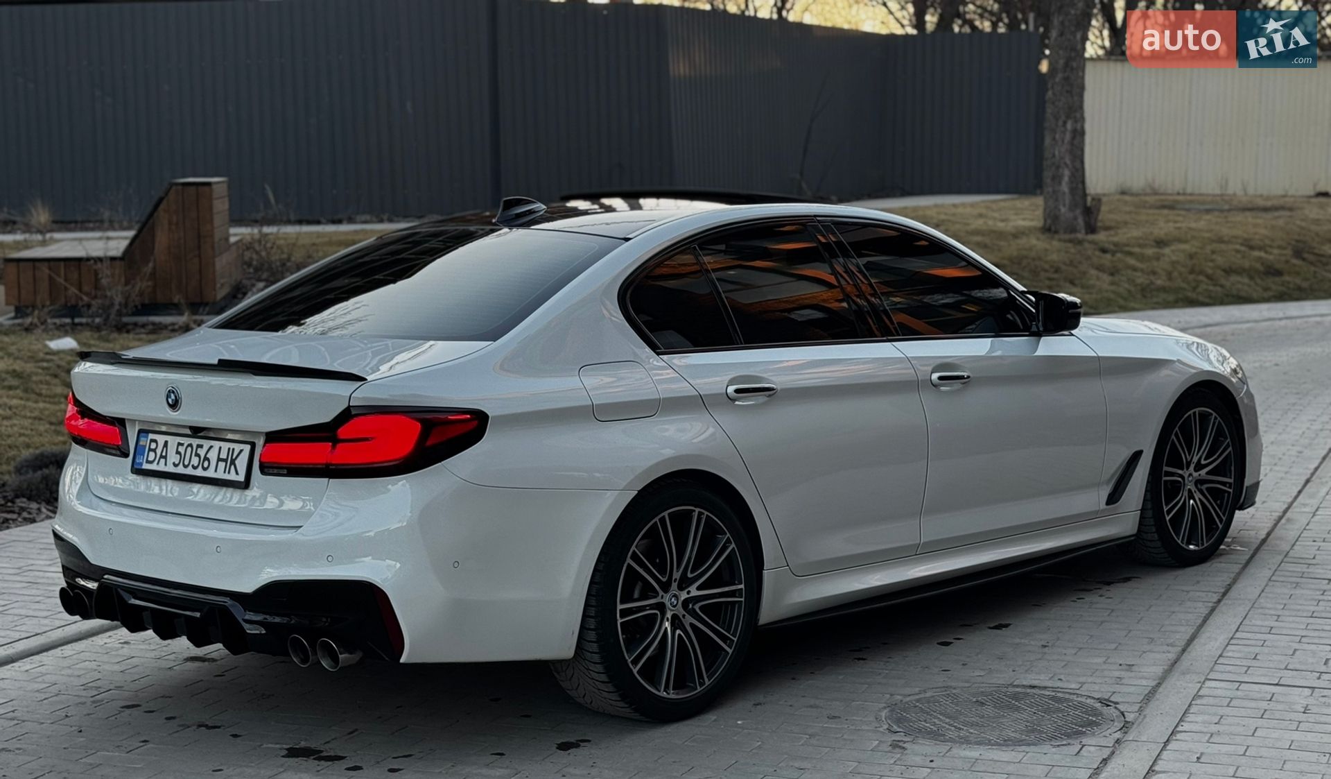 BMW 5 Series 2018 VIN WBAJE7C59JG892129 фото оголошення 4 з 24