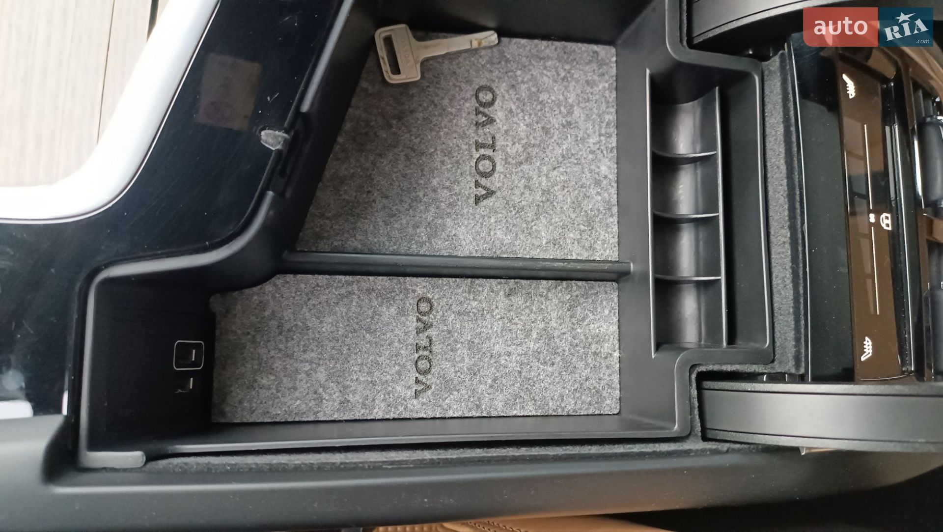 Volvo XC60 2019 VIN YV1UZ68TCK1338901 фото оголошення 10 з 49