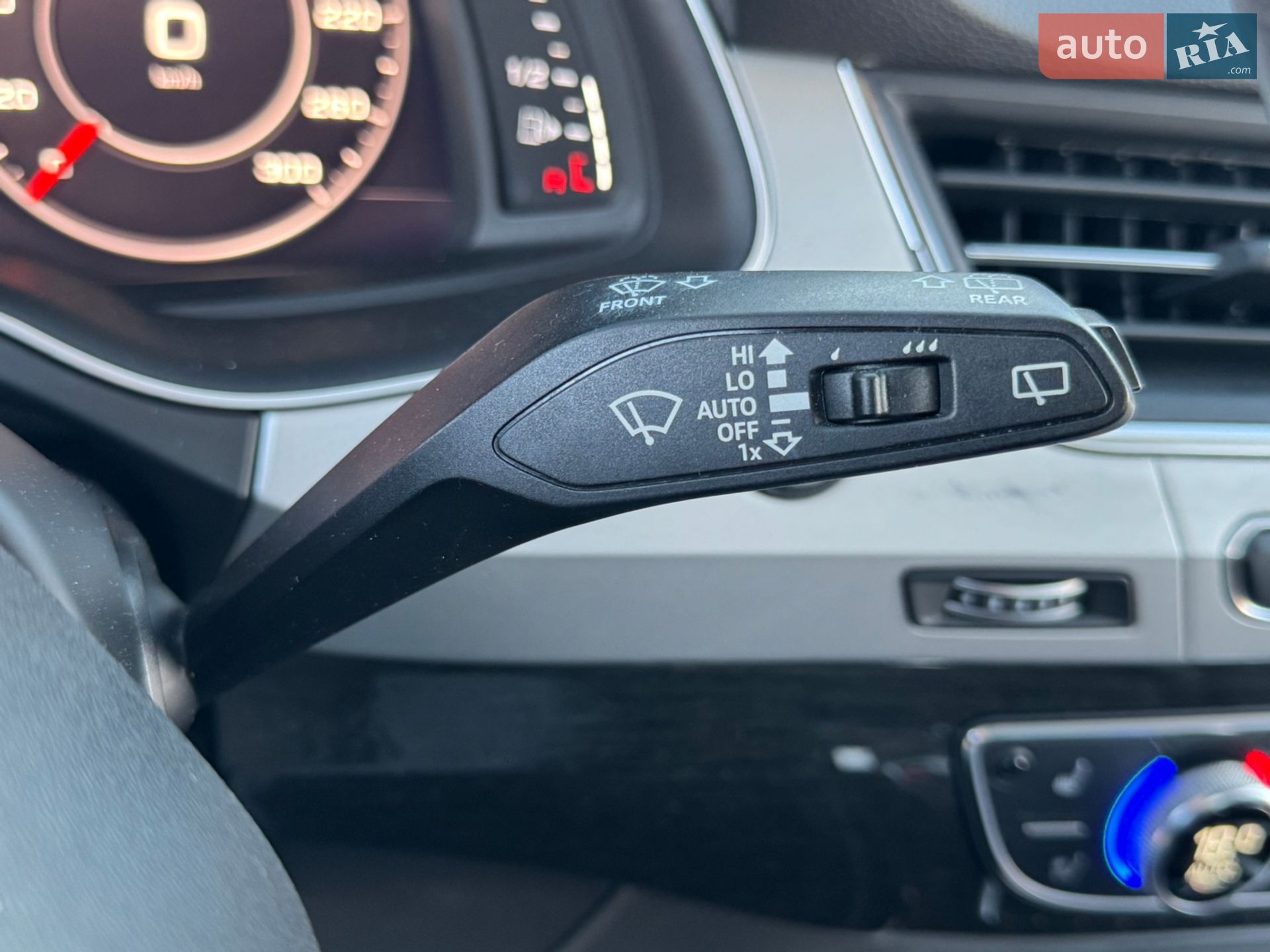 Audi Q7 2017 VIN WA1LAAF77JD003924 фото оголошення 10 з 27