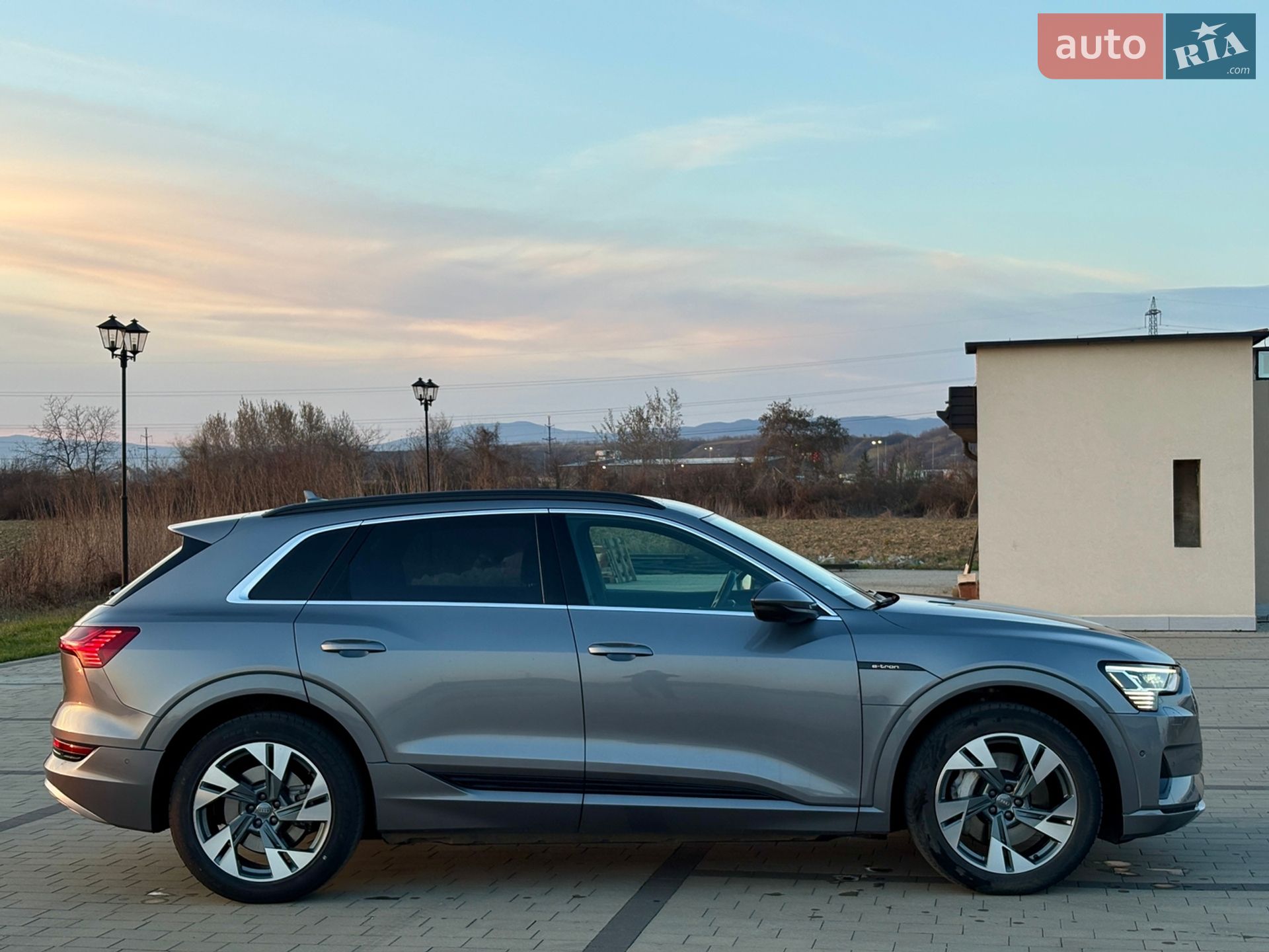 Audi e-tron 2019 VIN WAUZZZGE8KB004014 фото оголошення 3 з 41